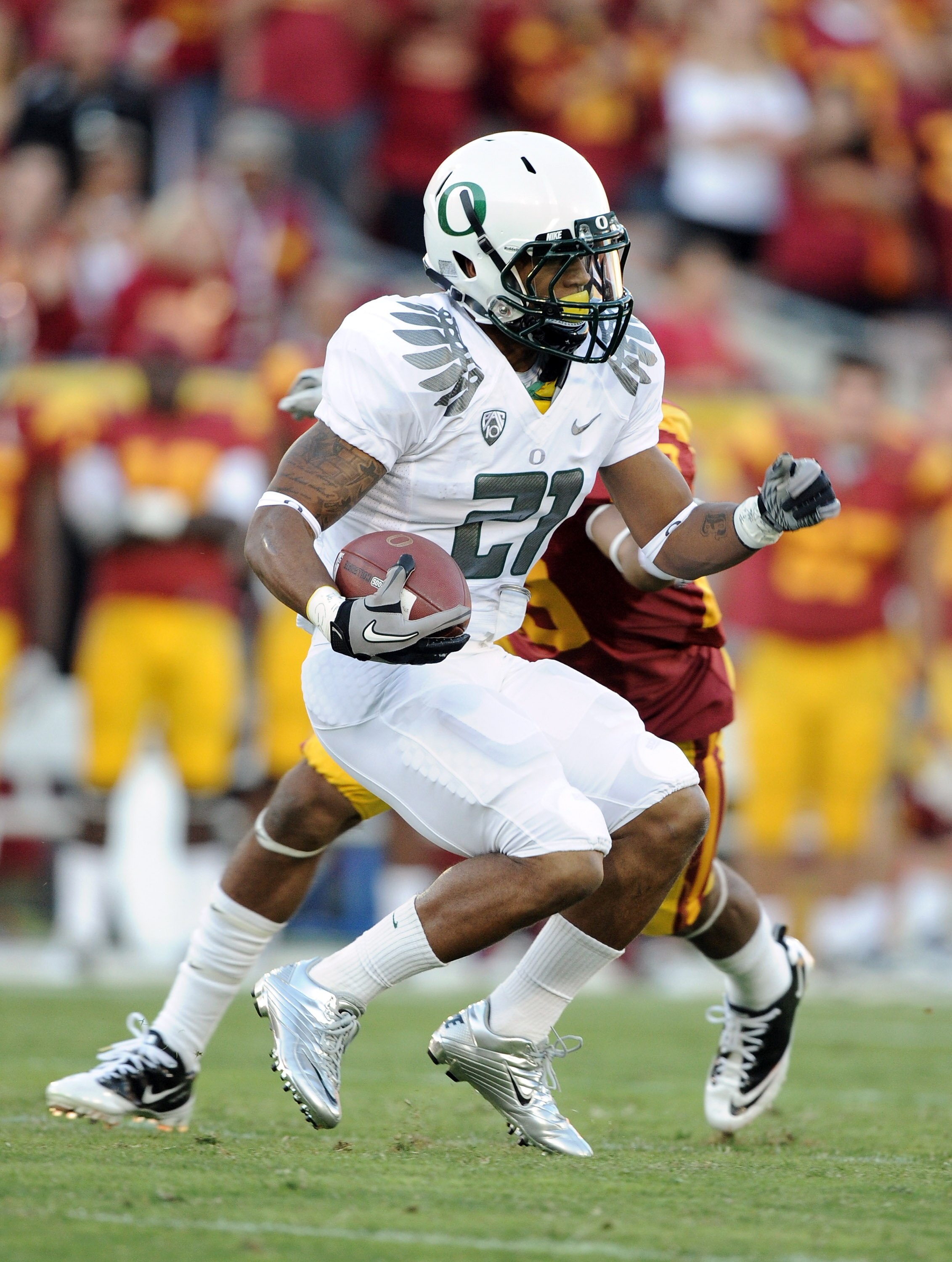 LOS ANGELES, CA - OCTOBER 30:  LaMichael James #21 of the Oregon Ducks carries the ball against the USC Trojans during the first quarter at Los Angeles Memorial Coliseum on October 30, 2010 in Los Angeles, California.  (Photo by Harry How/Getty Images)