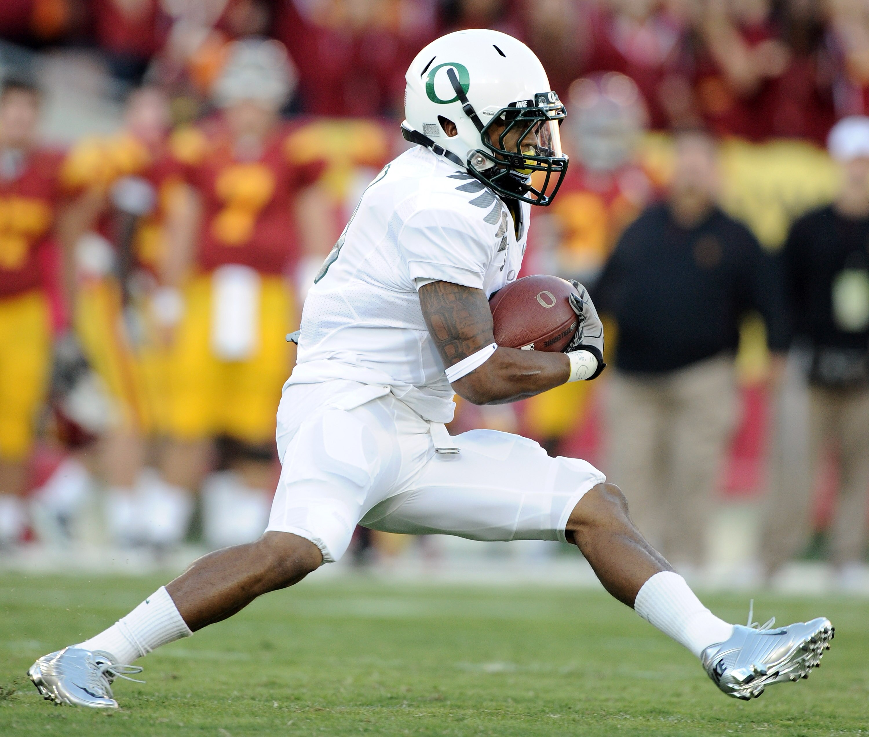 LOS ANGELES, CA - OCTOBER 30:  LaMichael James #21 of the Oregon Ducks cuts back against the USC Trojans during the first quarter at Los Angeles Memorial Coliseum on October 30, 2010 in Los Angeles, California.  (Photo by Harry How/Getty Images)