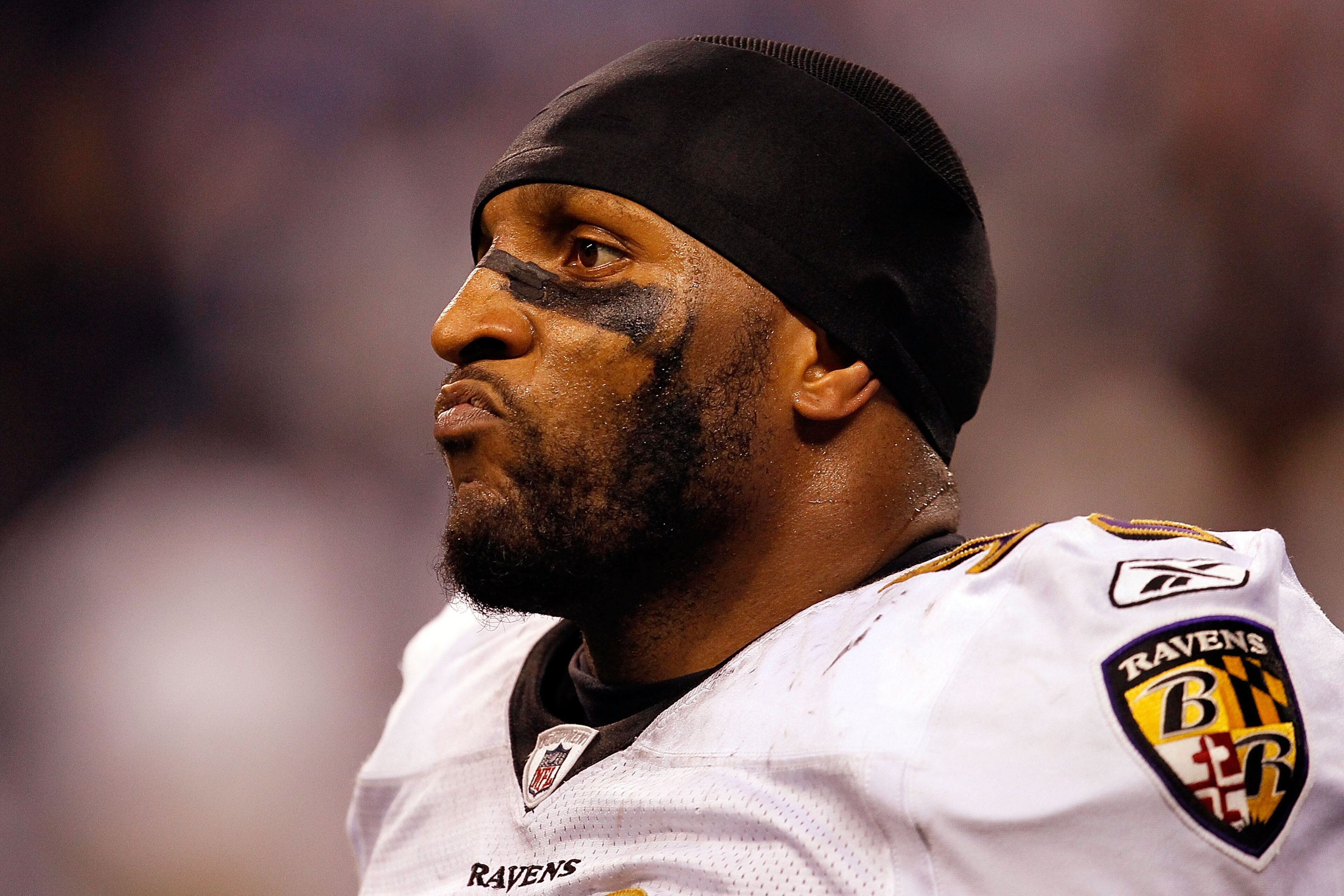 INDIANAPOLIS - JANUARY 16: Ray Lewis #52 of the Baltimore Ravens reacts in the fourth quarter against the Indianapolis Colts in the AFC Divisional Playoff Game at Lucas Oli Stadium on January 16, 2010 in Indianapolis, Indiana. The Colts defeated the Rav INDIANAPOLIS - JANUARY 16: Ray Lewis #52 of the Baltimore Ravens reacts in the fourth quarter against the Indianapolis Colts in the AFC Divisional Playoff Game at Lucas Oli Stadium on January 16, 2010 in Indianapolis, Indiana. The Colts defeated the Rav