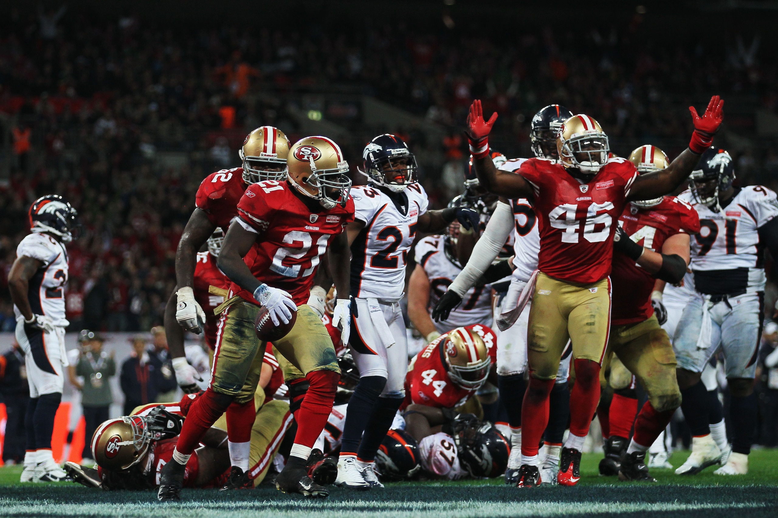 LONDON, ENGLAND - OCTOBER 31:  Frank Gore #21 of San Francisco 49ers scores their third touchdown during the NFL International Series match between Denver Broncos and San Francisco 49ers at Wembley Stadium on October 31, 2010 in London, England. This is t