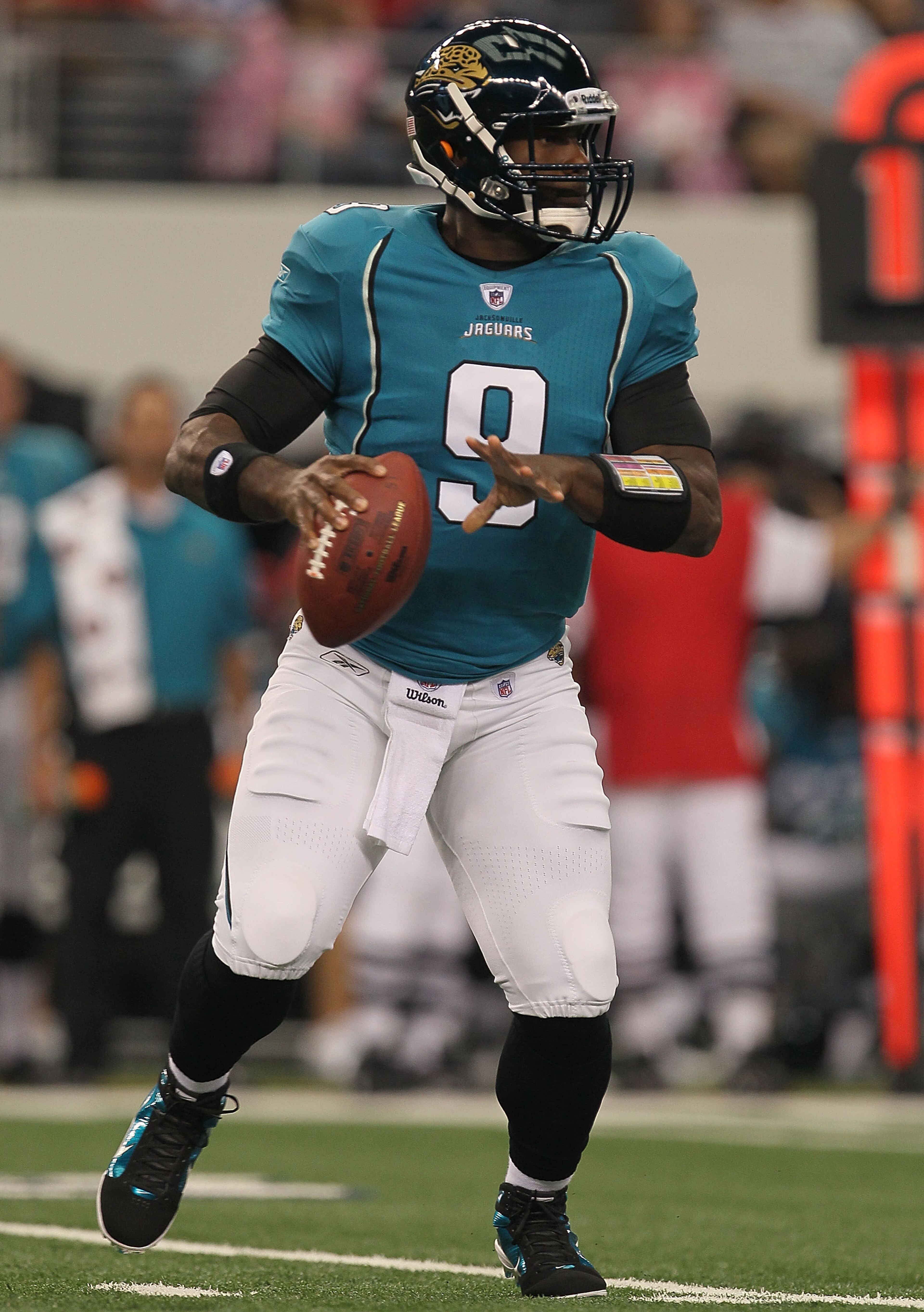 ARLINGTON, TX - OCTOBER 31:  Quarterback David Garrard #9 of the Jacksonville Jaguars throws a pass against the Dallas Cowboys at Cowboys Stadium on October 31, 2010 in Arlington, Texas.  (Photo by Stephen Dunn/Getty Images)
