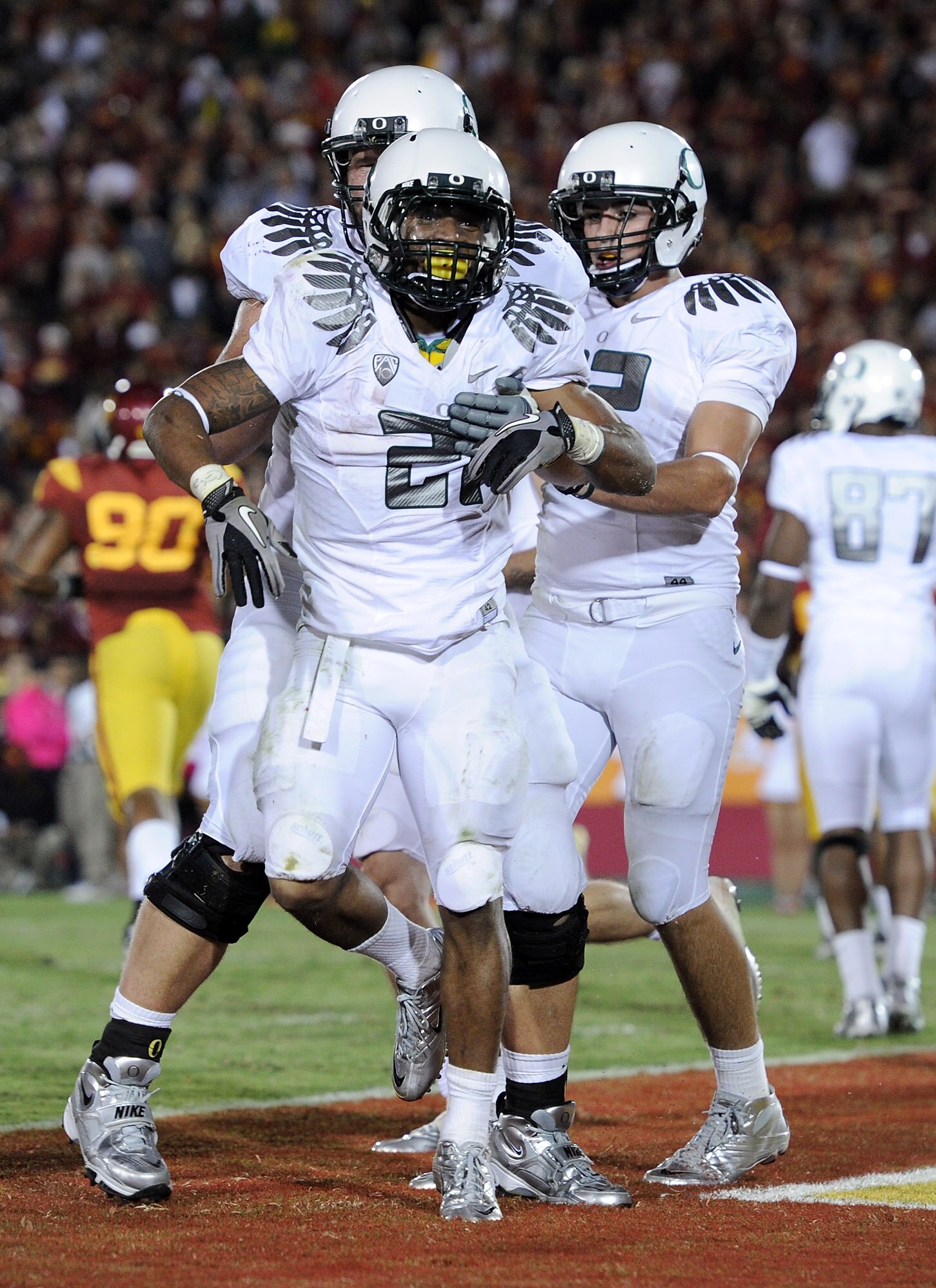 LOS ANGELES, CA - OCTOBER 30:  LaMichael James #21 of the Oregon Ducks celebrates his touchdown with David Paulson #42 and Mark Asper #79 for a 43-32 lead over the USC Trojans during the fourth quarter at Los Angeles Memorial Coliseum on October 30, 2010 