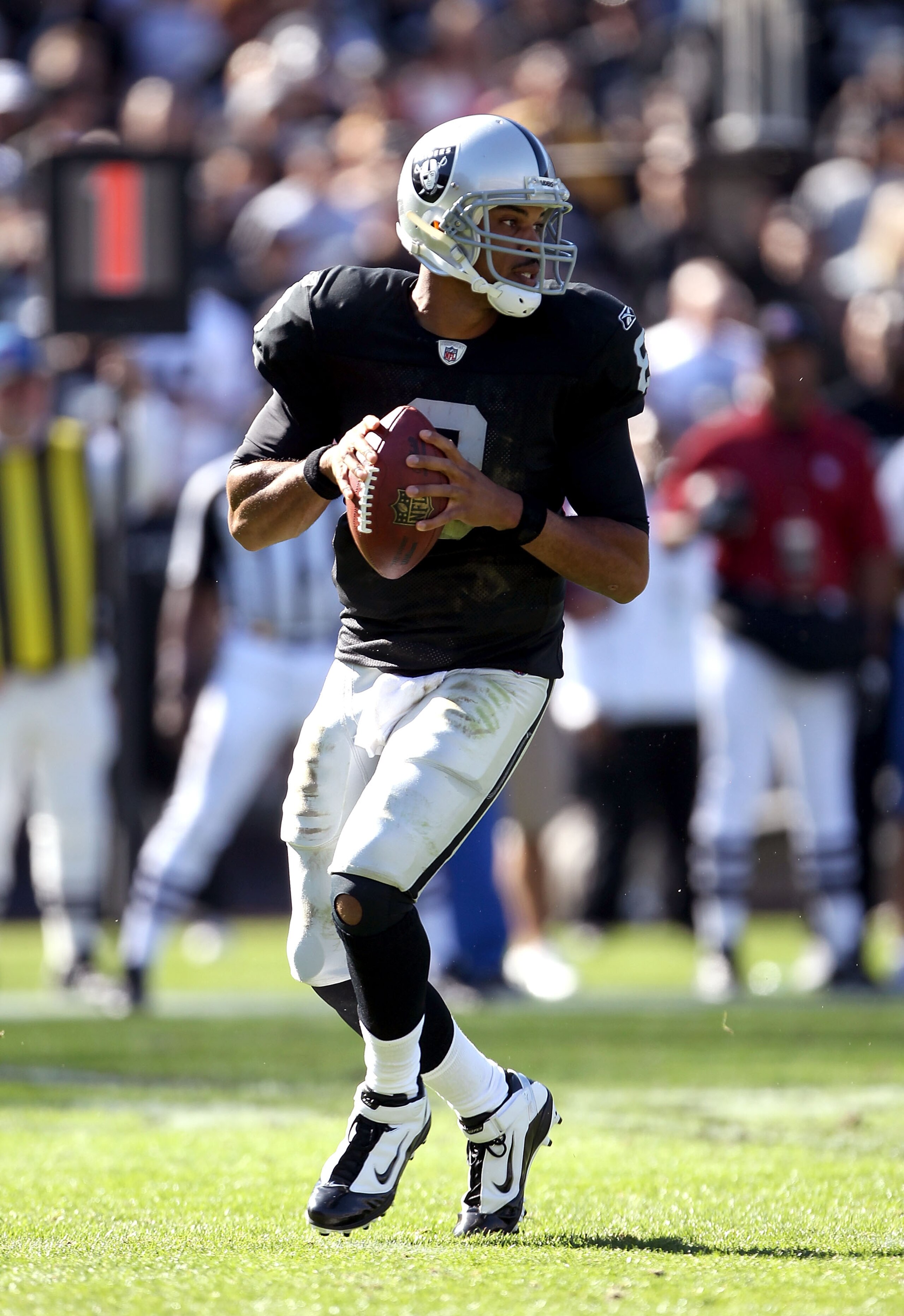 OAKLAND, CA - OCTOBER 31: Jason Campbell #8 of the Oakland Raiders drops back to pass against the Seattle Seahawks at Oakland-Alameda County Coliseum on October 31, 2010 in Oakland, California. (Photo by Ezra Shaw/Getty Images) OAKLAND, CA - OCTOBER 31: Jason Campbell #8 of the Oakland Raiders drops back to pass against the Seattle Seahawks at Oakland-Alameda County Coliseum on October 31, 2010 in Oakland, California. (Photo by Ezra Shaw/Getty Images)