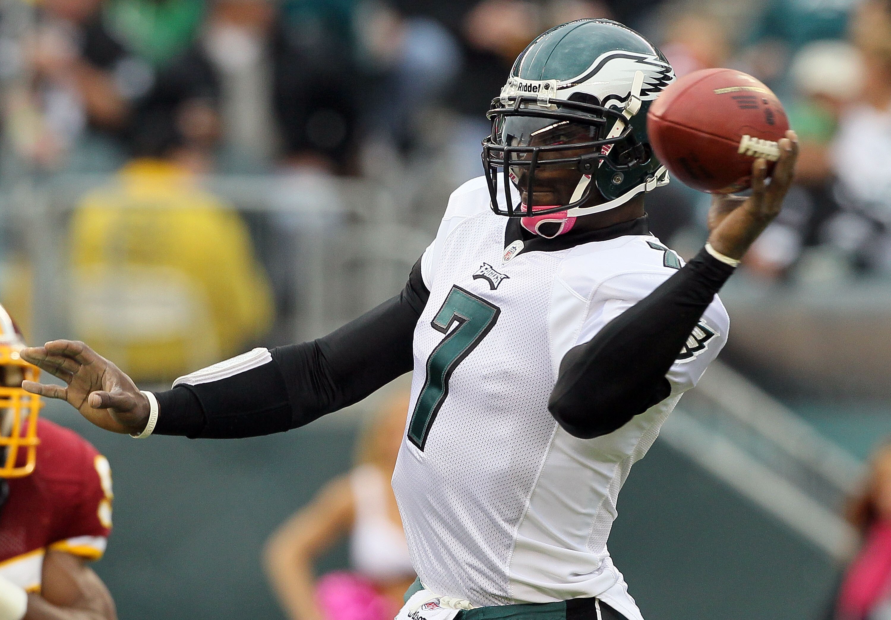 PHILADELPHIA - OCTOBER 03:  Michael Vick #7 of the Philadelphia Eagles throws a pass against the Washington Redskins on October 3, 2010 at Lincoln Financial Field in Philadelphia, Pennsylvania.  (Photo by Jim McIsaac/Getty Images)
