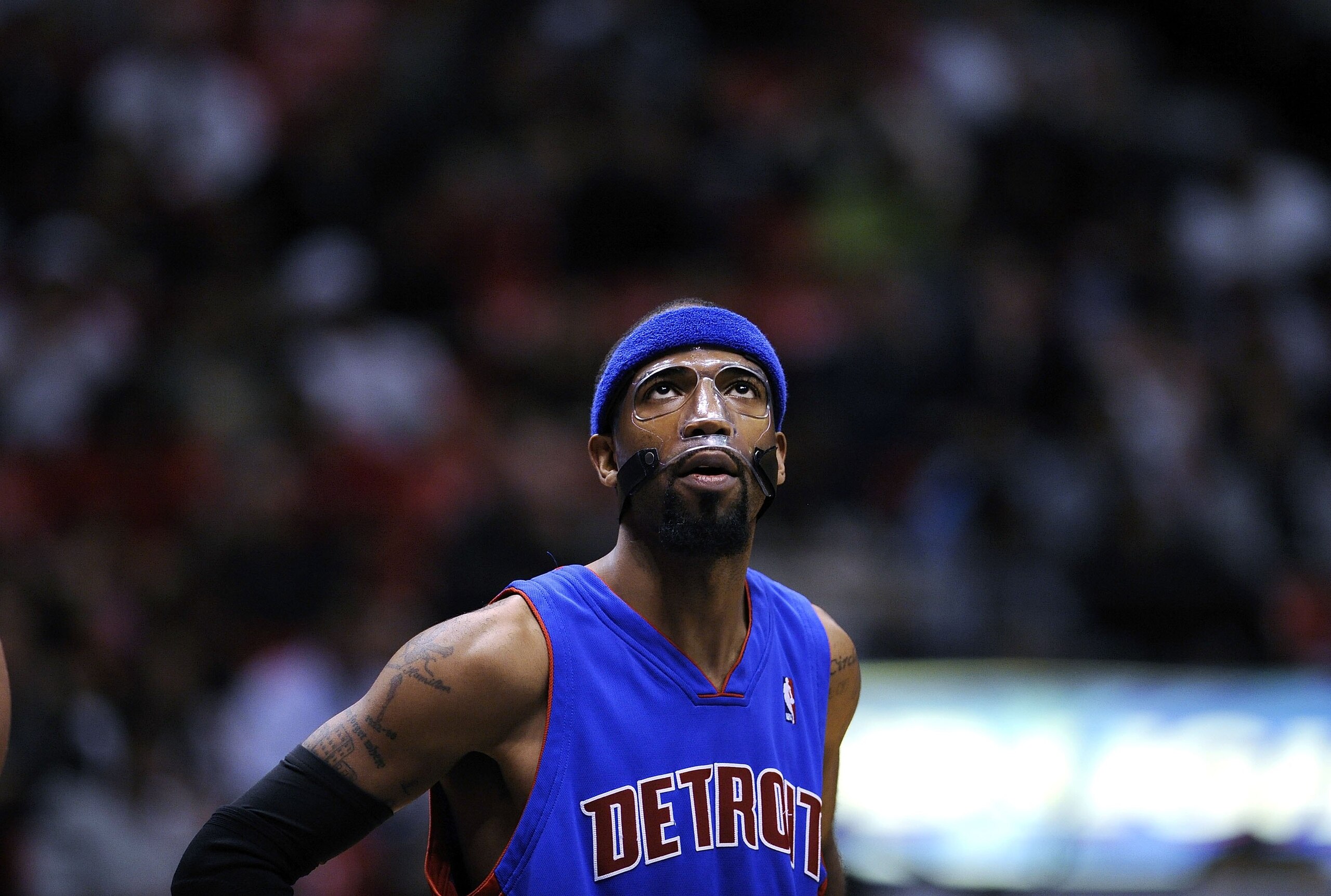 EAST RUTHERFORD, NJ - NOVEMBER 07:  Richard Hamilton #32 of the Detroit Pistons looks at the scoreboard during a game against the New Jersey Nets on November 7, 2008 at the Izod Arena in East Rutherford, New Jersey.  The Nets won 103-96.  NOTE TO USER: Us