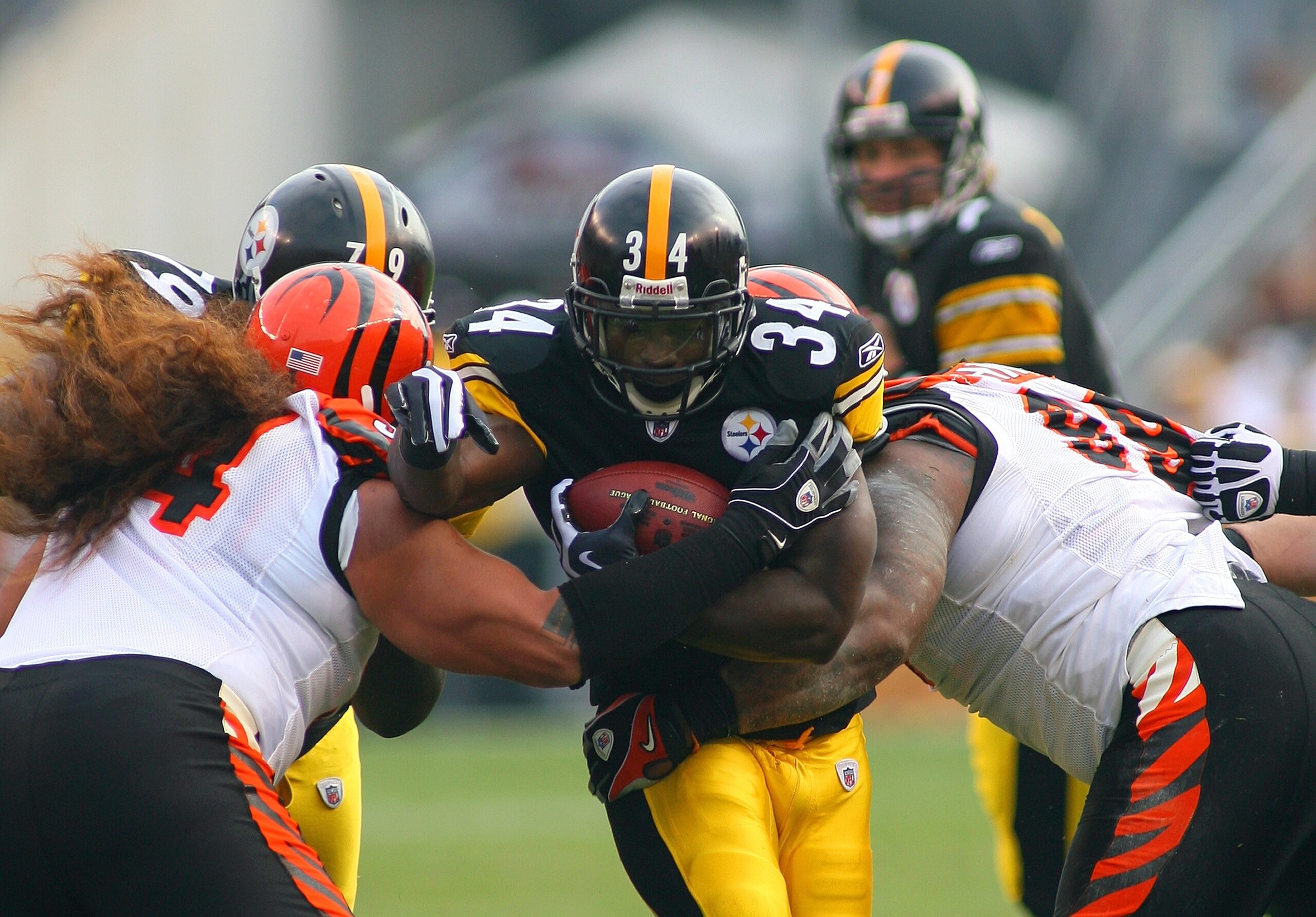 PITTSBURGH - NOVEMBER 15:  Rashard Mendenhall #34 of the Pittsburgh Steelers runs with the ball during their game against the Cincinnati Bengals at Heinz Field on November 15, 2009 in Pittsburgh, Pennsylvania. The Bengals defeated the Steelers 18-12. (Pho
