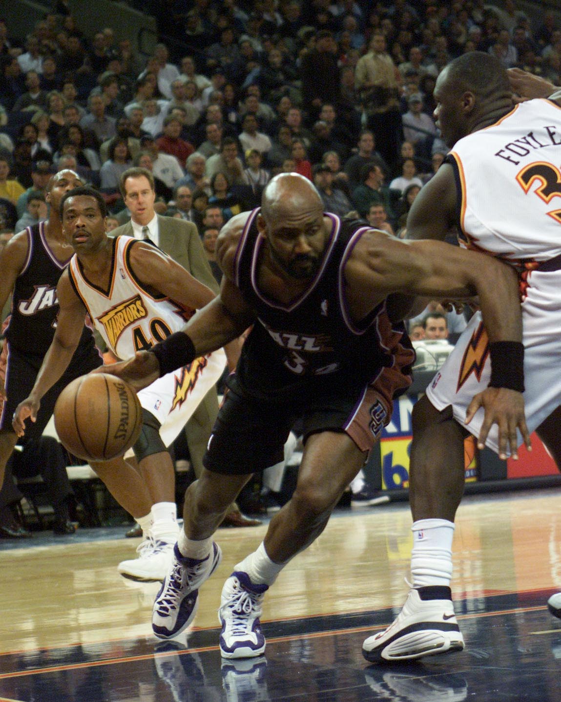 14 Mar 2001:  Karl Malone #32 of the Utah Jazz drives to the basket agains  the Golden State Warriors at the Arena in Oakland, California. DIGITAL IMAGE Mandatory Credit: Tom Hauck/ALLSPORT NOTE TO USER: It is expressly understood that the only rights All