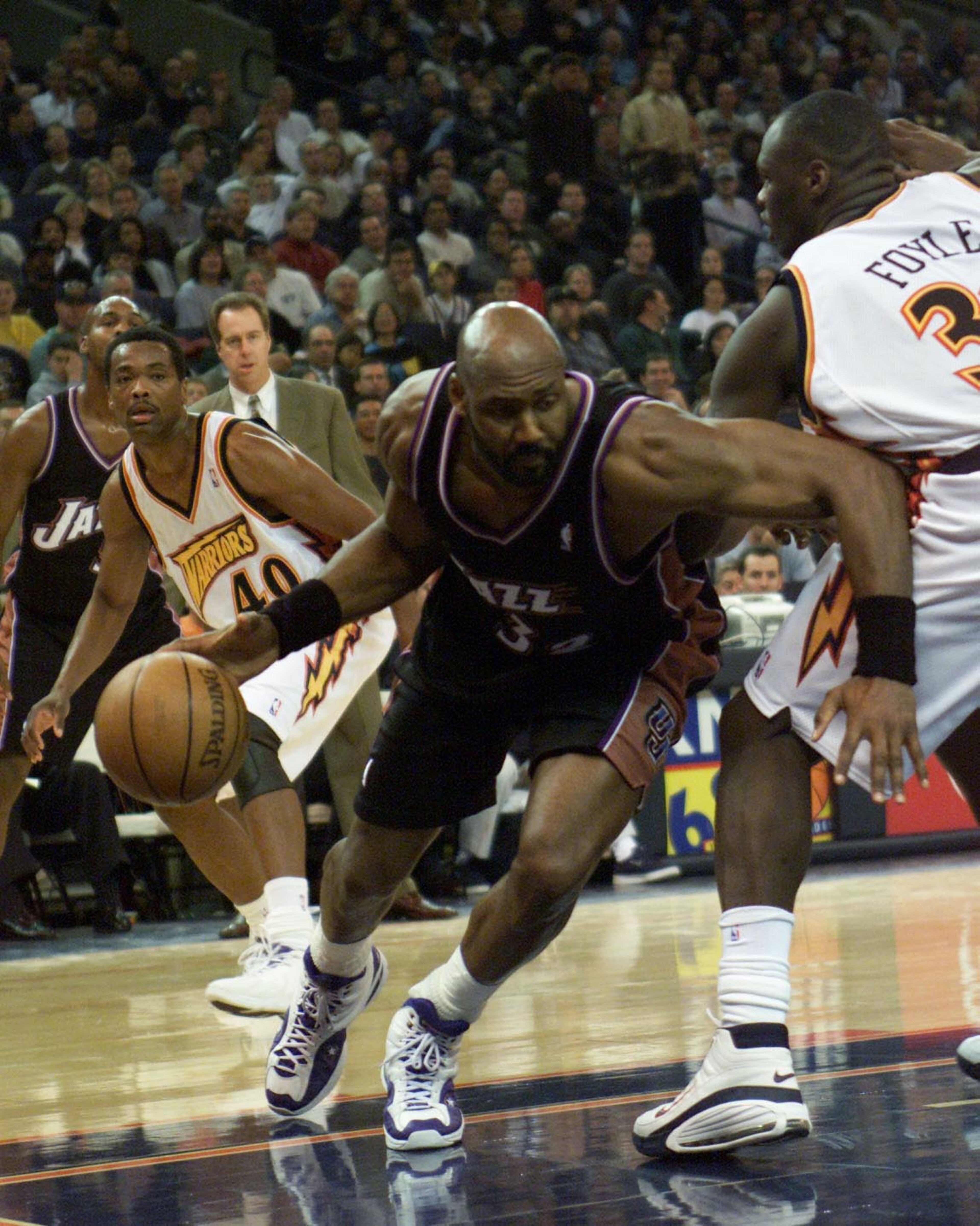14 Mar 2001:  Karl Malone #32 of the Utah Jazz drives to the basket agains  the Golden State Warriors at the Arena in Oakland, California. DIGITAL IMAGE Mandatory Credit: Tom Hauck/ALLSPORT NOTE TO USER: It is expressly understood that the only rights All