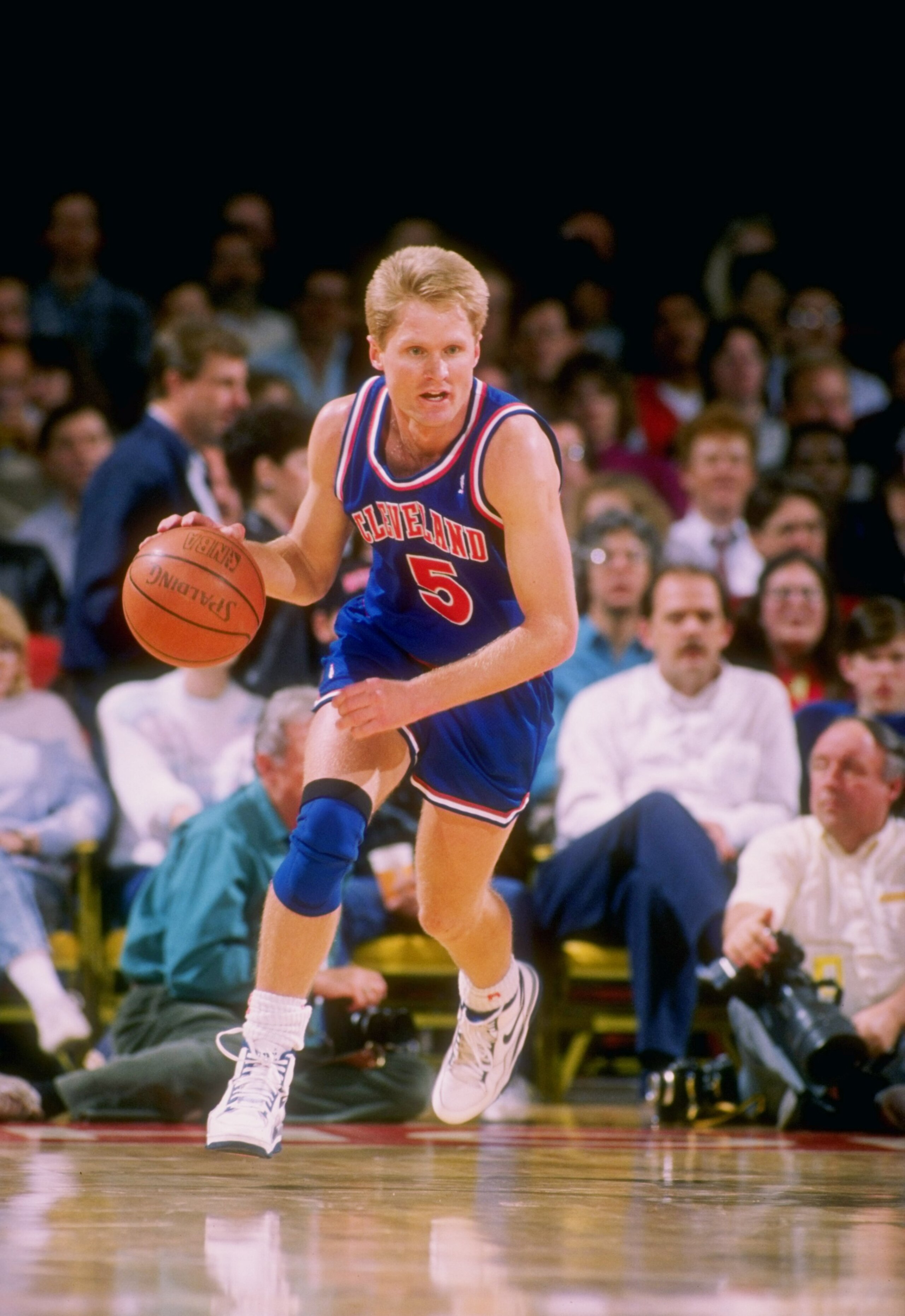 1989-1990:  Guard Steve Kerr of the Cleveland Cavaliers moves the ball during a game. Mandatory Credit: Tim de Frisco  /Allsport
