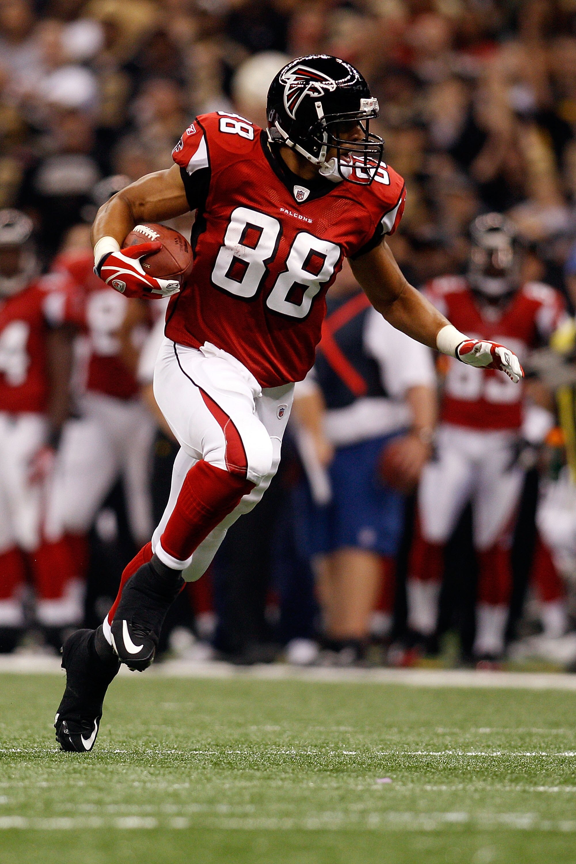 NEW ORLEANS - SEPTEMBER 26:  Tony Gonzalez #88 of the Atlanta Falcons in action against the New Orleans Saints at the Louisiana Superdome on September 26, 2010 in New Orleans, Louisiana.  The Falcons defeated the Saints 27-24.  (Photo by Chris Graythen/Ge