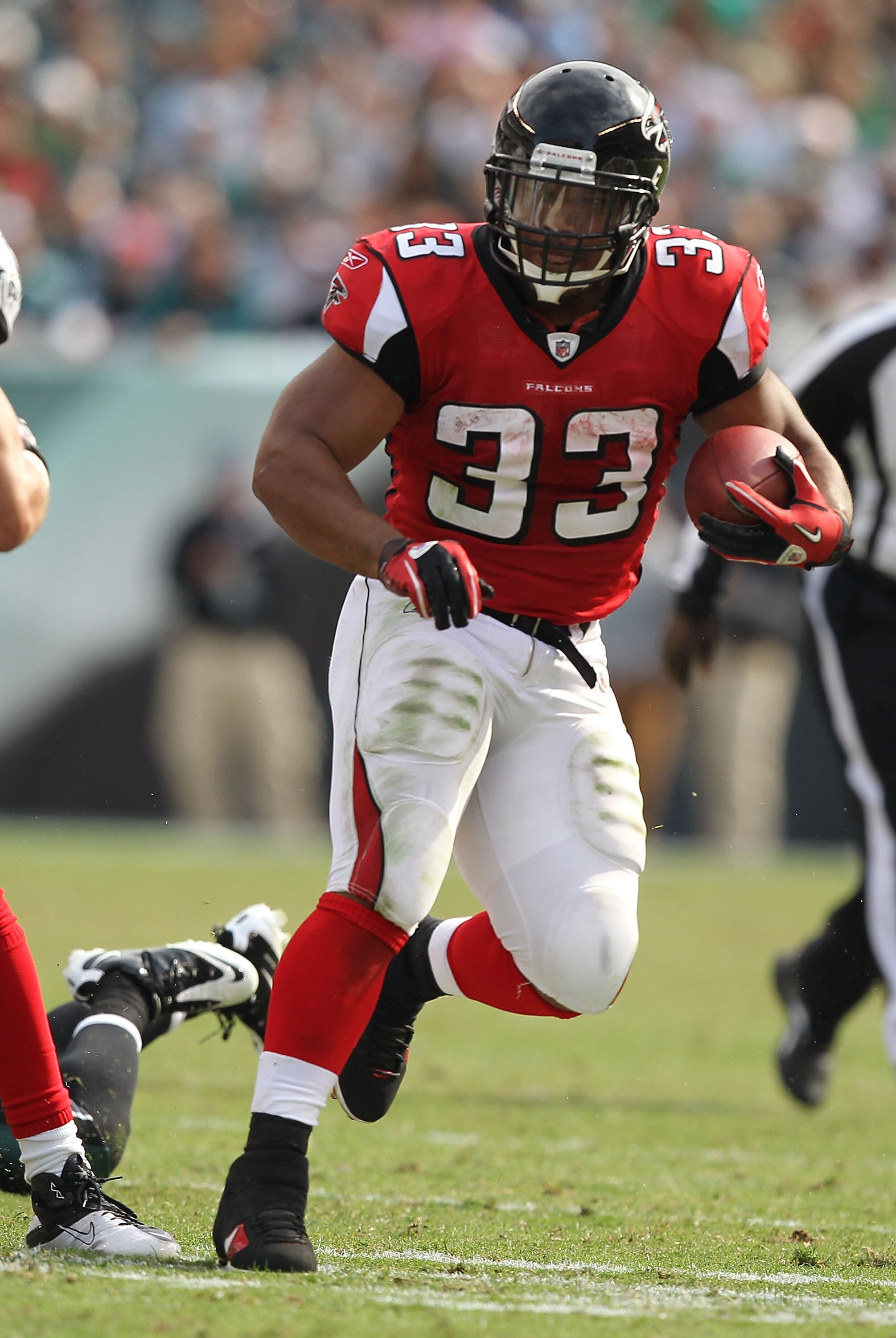 PHILADELPHIA - OCTOBER 17:  Michael Turner #33 of the Atlanta Falcons in action against the Philadelphia Eagles during their game at Lincoln Financial Field on October 17, 2010 in Philadelphia, Pennsylvania.  (Photo by Al Bello/Getty Images)