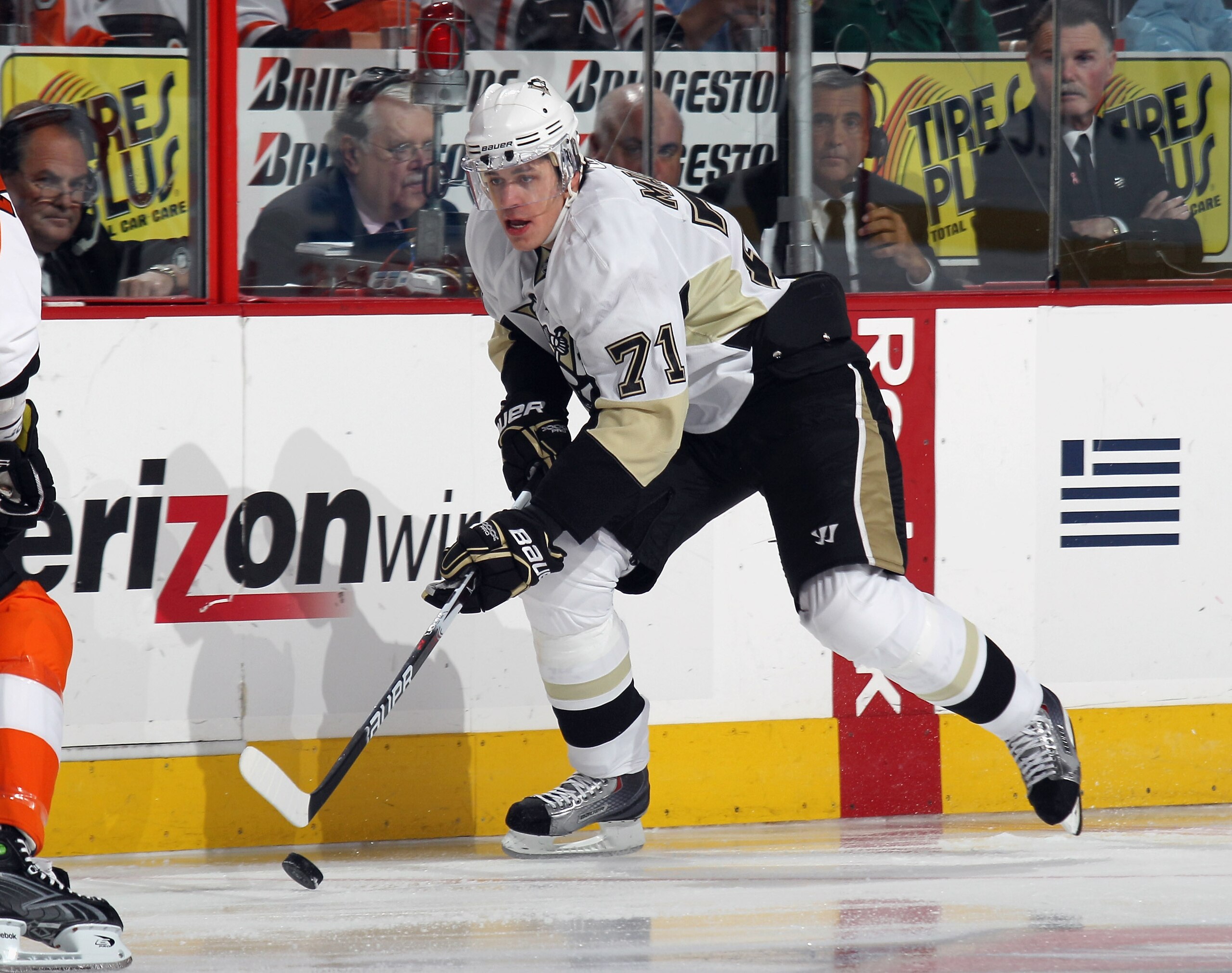 PHILADELPHIA - OCTOBER 16:  Evgeni Malkin #71 of the Pittsburgh Penguins skates against the Philadelphia Flyers at the Wells Fargo Center on October 16, 2010 in Philadelphia, Pennsylvania.  (Photo by Bruce Bennett/Getty Images)