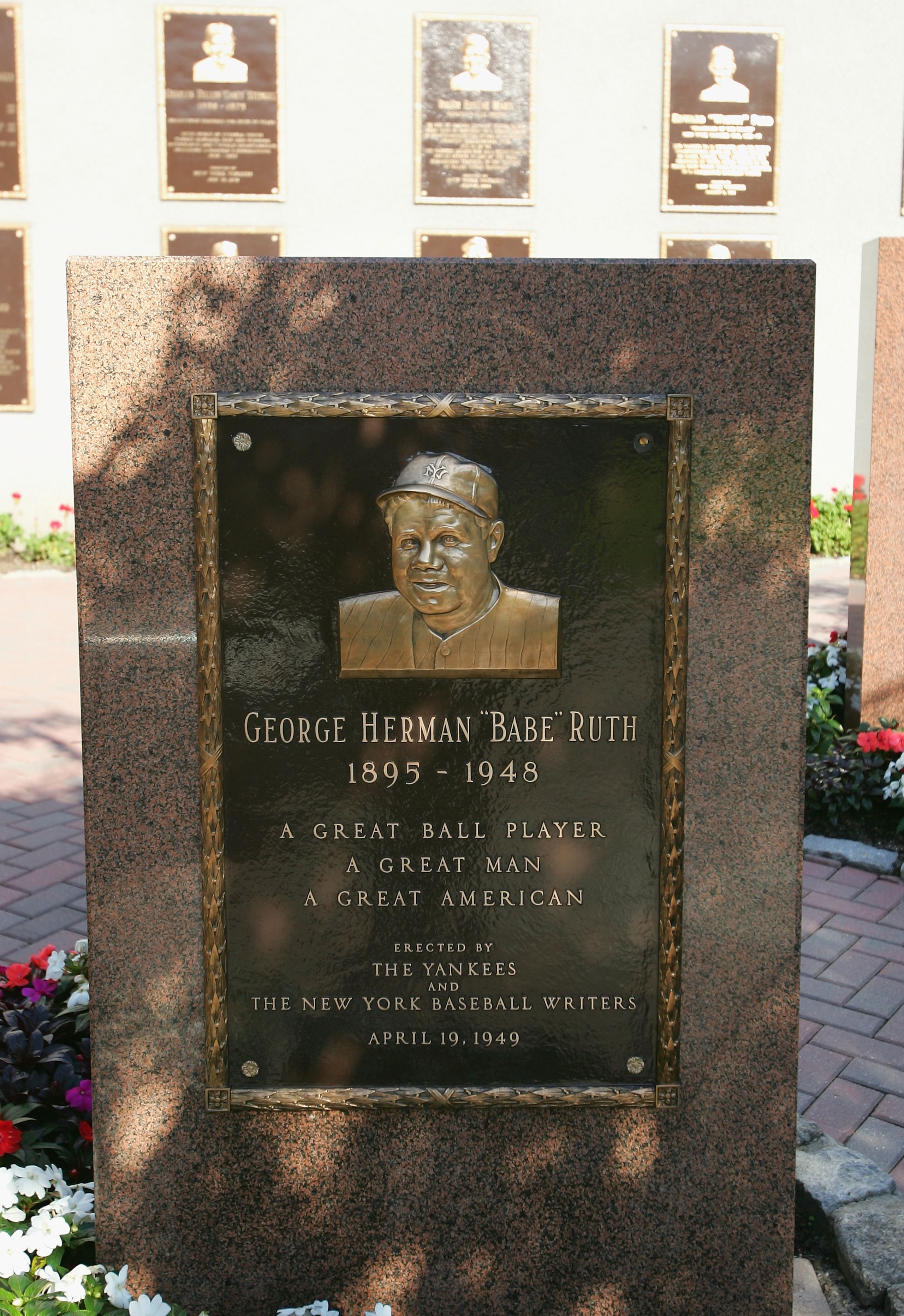 NEW YORK - OCTOBER 14:  General view of 'Babe' Ruth's statue at the New York Yankees home field of Yankee Stadium on October 14, 2004 in Bronx, New York.  (Photo by Ezra Shaw/Getty Images)