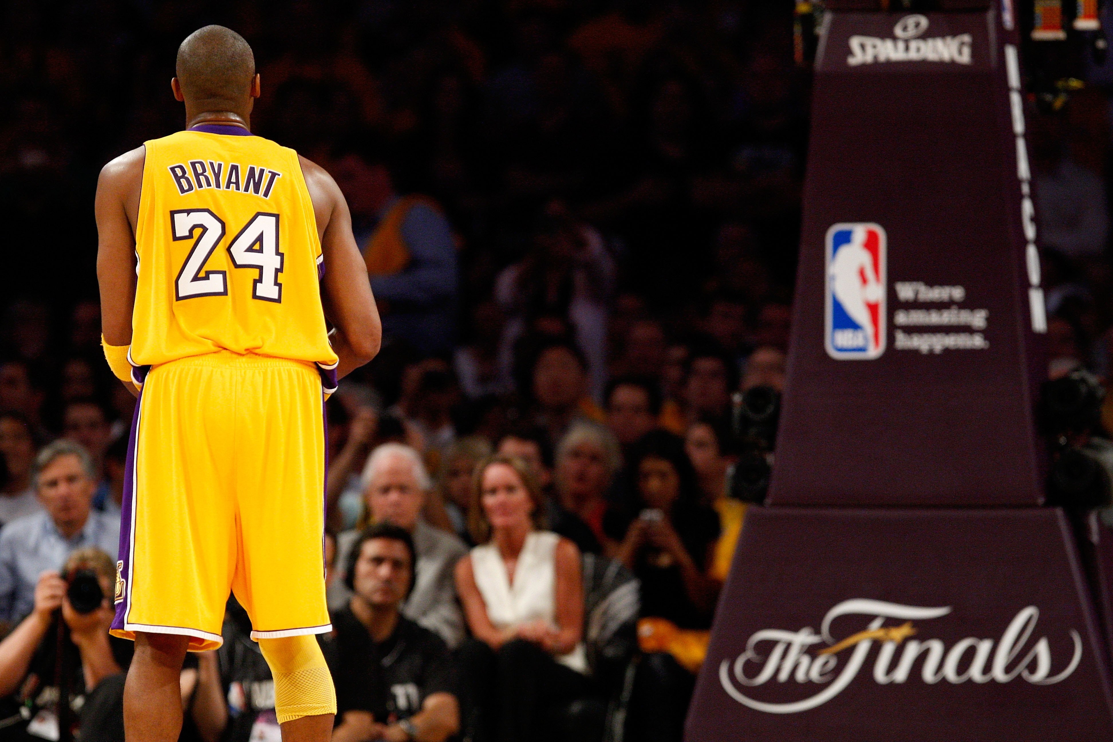 LOS ANGELES, CA - JUNE 03:  Kobe Bryant #24 of the Los Angeles Lakers gets set to attempt a free throw against the Boston Celtics in Game One of the 2010 NBA Finals at Staples Center on June 3, 2010 in Los Angeles, California.  NOTE TO USER: User expressl