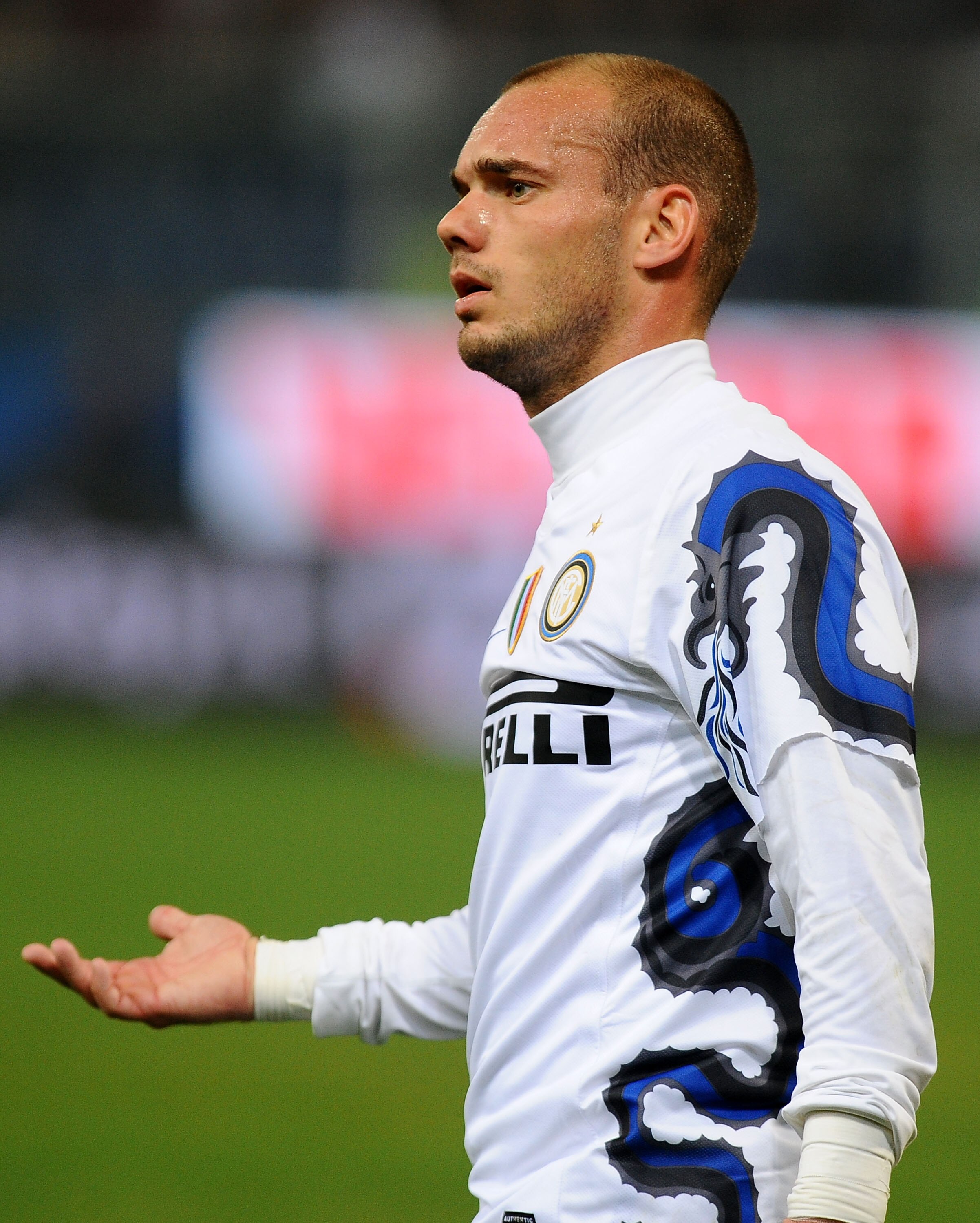 GENOA, ITALY - OCTOBER 29: Wesley Sneijder of FC Internazionale Milano gestures during the Serie A match between Genoa CFC  and FC Inter Milan at Stadio Luigi Ferraris on October 29, 2010 in Genoa, Italy. (Photo by Massimo Cebrelli/Getty Images)