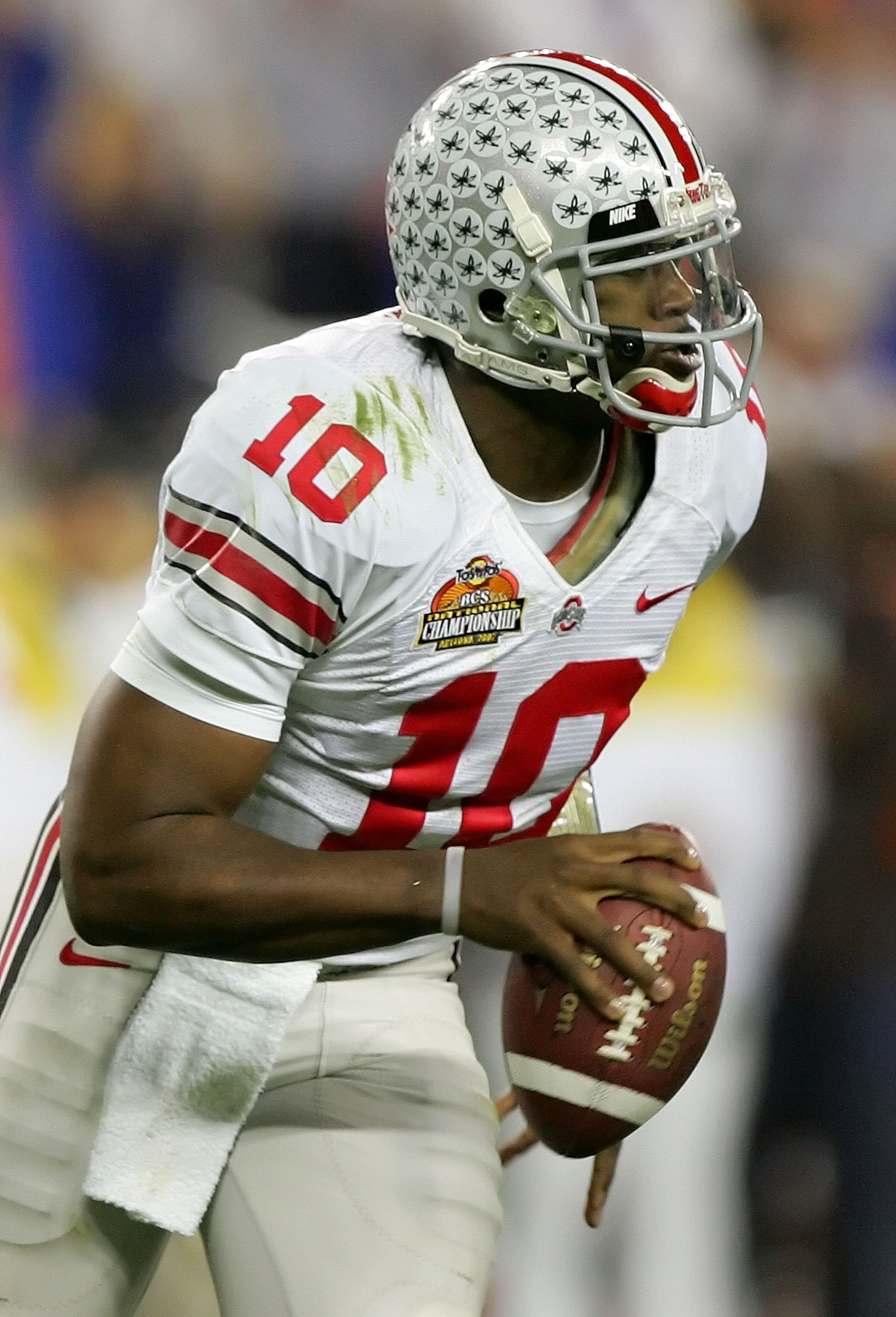 GLENDALE, AZ - JANUARY 08:  Quarterback Troy Smith #10 of the Ohio State Buckeyes runs with the ball in the second quarter during the 2007 Tostitos BCS National Championship Game against the Florida Gators at the University of Phoenix Stadium on January 8