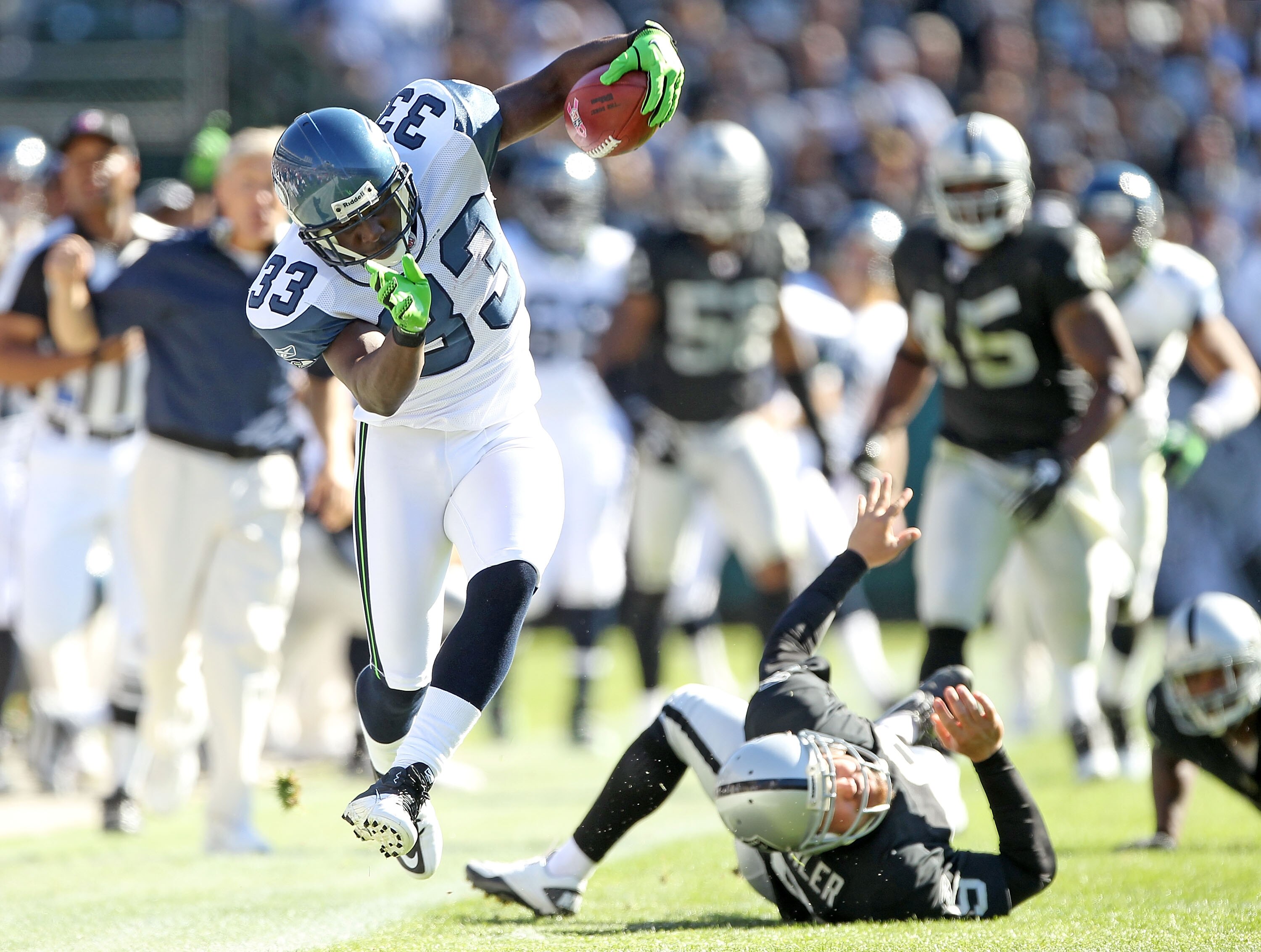 OAKLAND, CA - OCTOBER 31:  Leon Washington #33 of the Seattle Seahawks tries to stay in bounds on a punt return against the Oakland Raiders at Oakland-Alameda County Coliseum on October 31, 2010 in Oakland, California.  (Photo by Ezra Shaw/Getty Images)