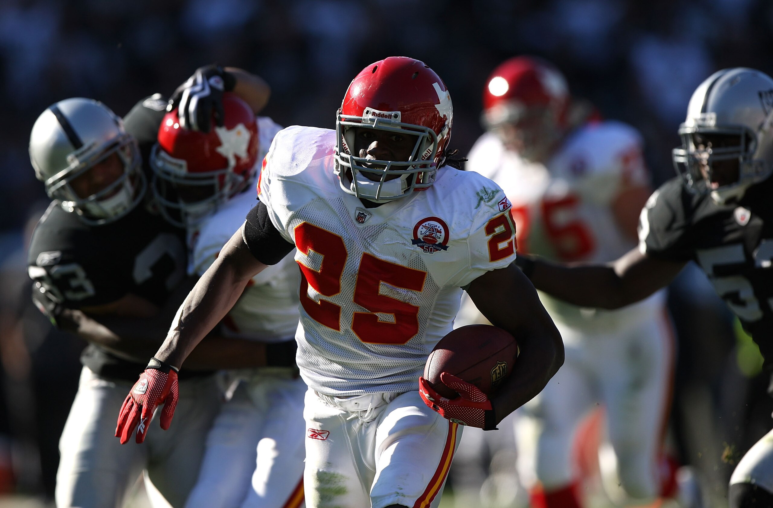 OAKLAND, CA - NOVEMBER 15:  Jamaal Charles #25 of the Kansas City Chiefs runs for a touchdown against the Oakland Raiders during an NFL game  at Oakland-Alameda County Coliseum on November 15, 2009 in Oakland, California.  (Photo by Jed Jacobsohn/Getty Im