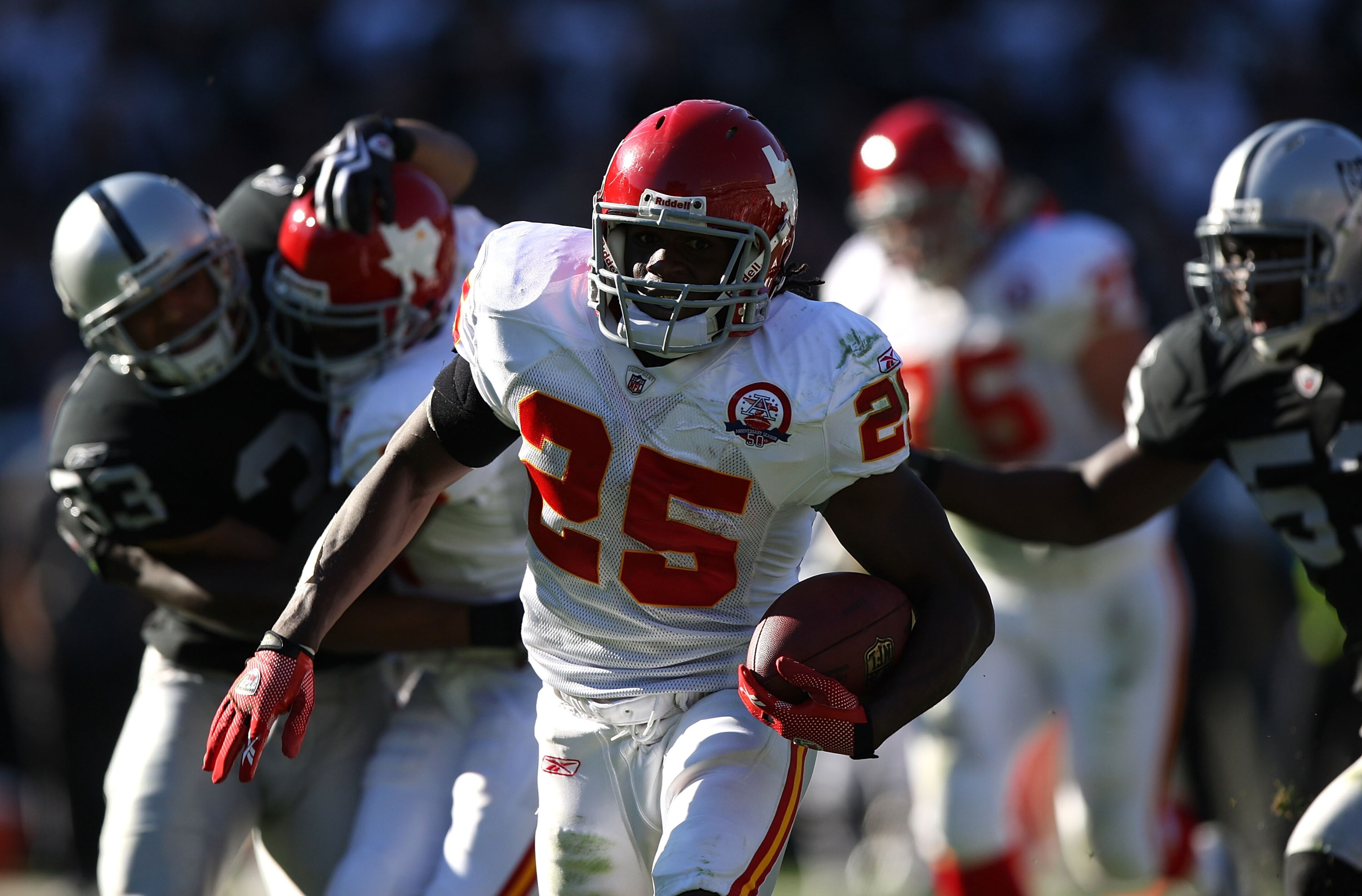 OAKLAND, CA - NOVEMBER 15:  Jamaal Charles #25 of the Kansas City Chiefs runs for a touchdown against the Oakland Raiders during an NFL game  at Oakland-Alameda County Coliseum on November 15, 2009 in Oakland, California.  (Photo by Jed Jacobsohn/Getty Im