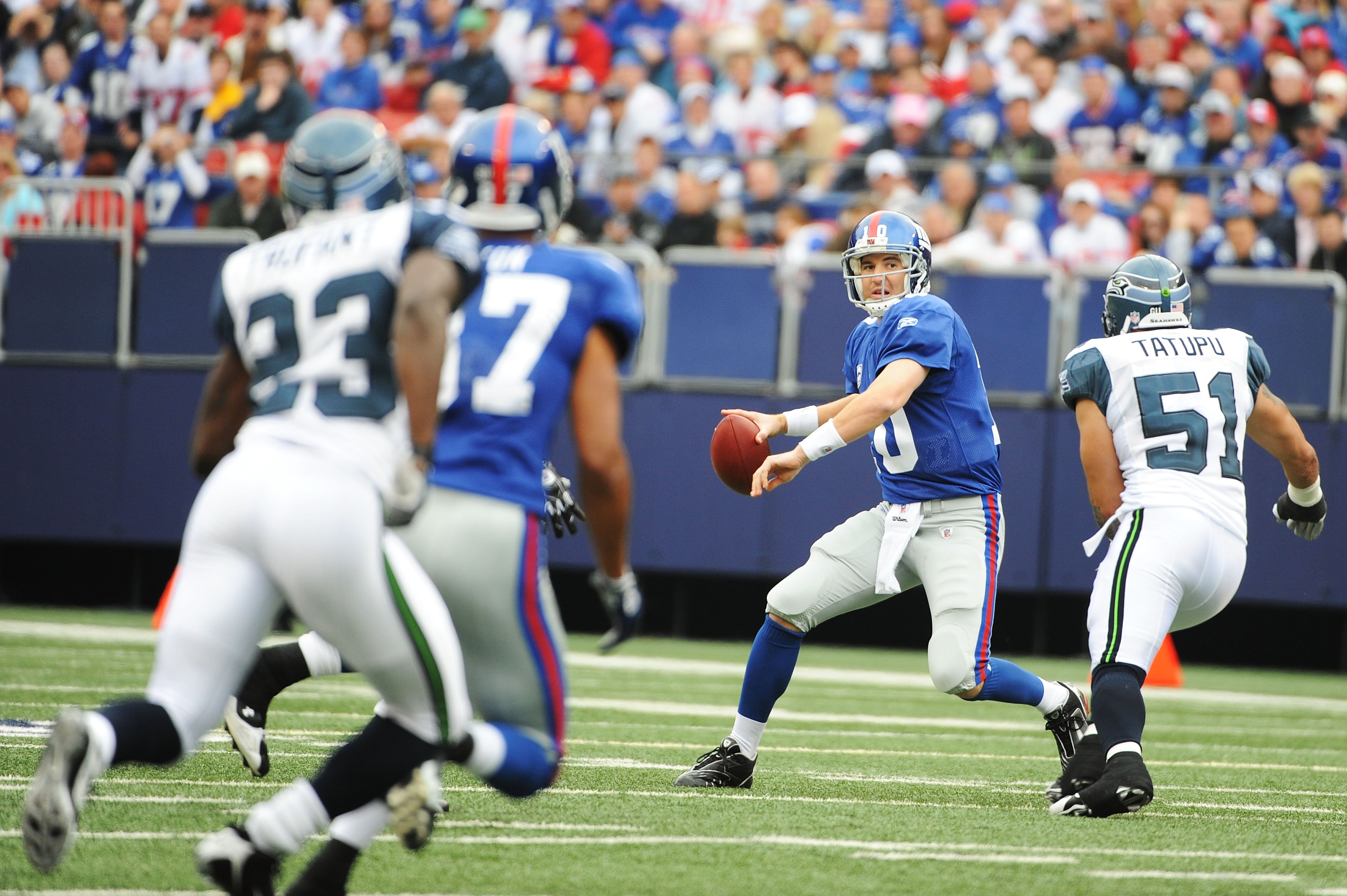 EAST RUTHERFORD, NJ - OCTOBER 05:  Eli Manning #10 of the New York Giants passes against the Seattle Seahawks during their game on October 5, 2008 at Giants Stadium in East Rutherford, New Jersey.  (Photo by Al Bello/Getty Images)