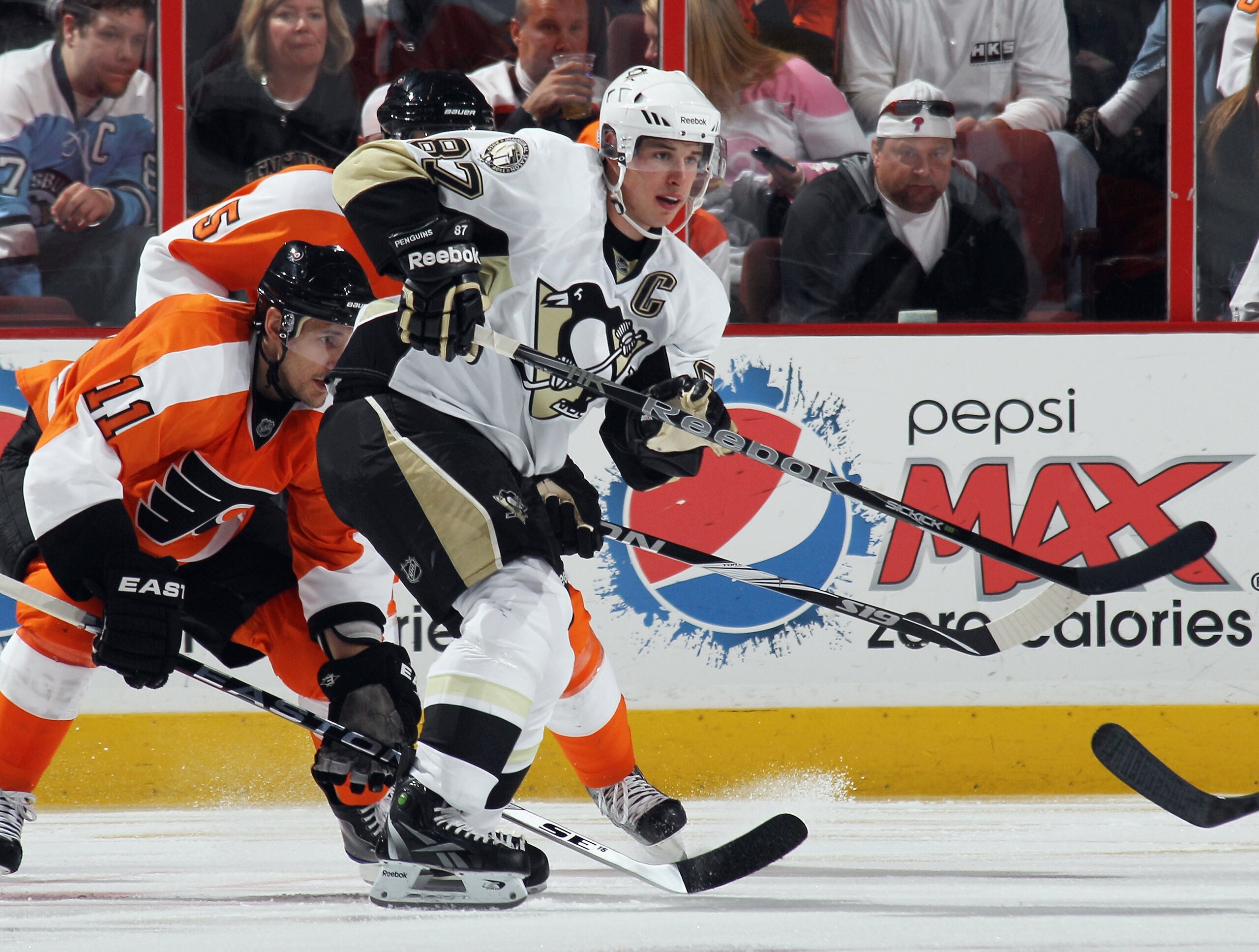 PHILADELPHIA - OCTOBER 16:  Sidney Crosby #87 of the Pittsburgh Penguins skates against the Philadelphia Flyers at the Wells Fargo Center on October 16, 2010 in Philadelphia, Pennsylvania.  (Photo by Bruce Bennett/Getty Images)