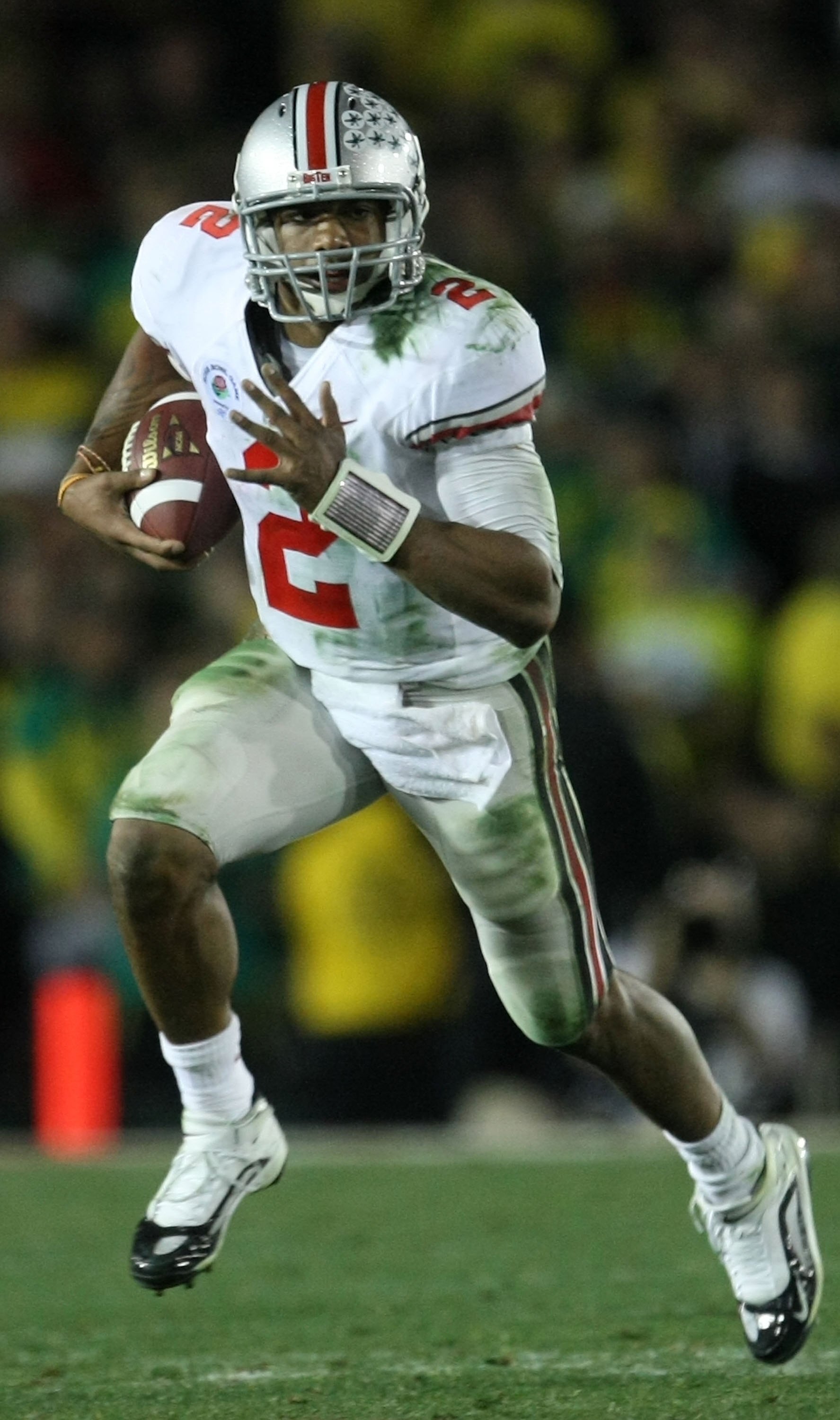 PASADENA, CA - JANUARY 01:  Quarterback Terrelle Pryor #2 of the Ohio State Buckeyes runs with the ball against the Oregon Ducks during the 96th Rose Bowl game on January 1, 2010 in Pasadena, California.  (Photo by Stephen Dunn/Getty Images)