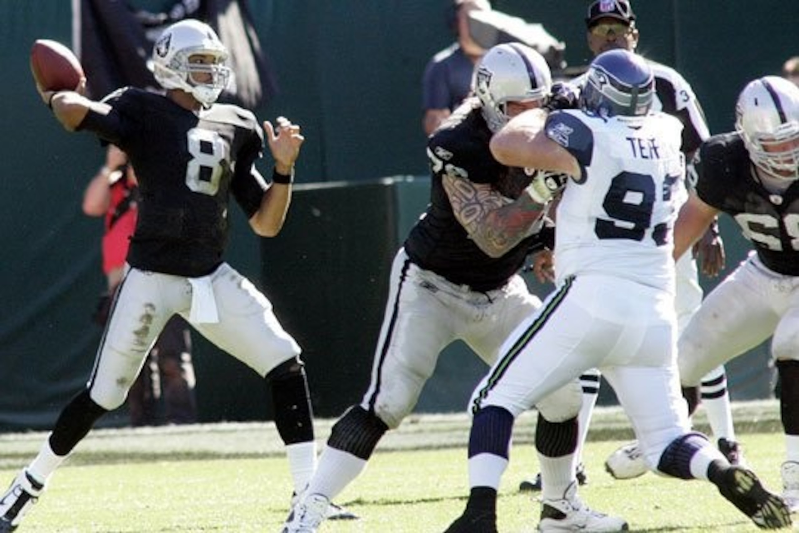 Campbell protected heavily by Robert Gallery and Jared Veldheer