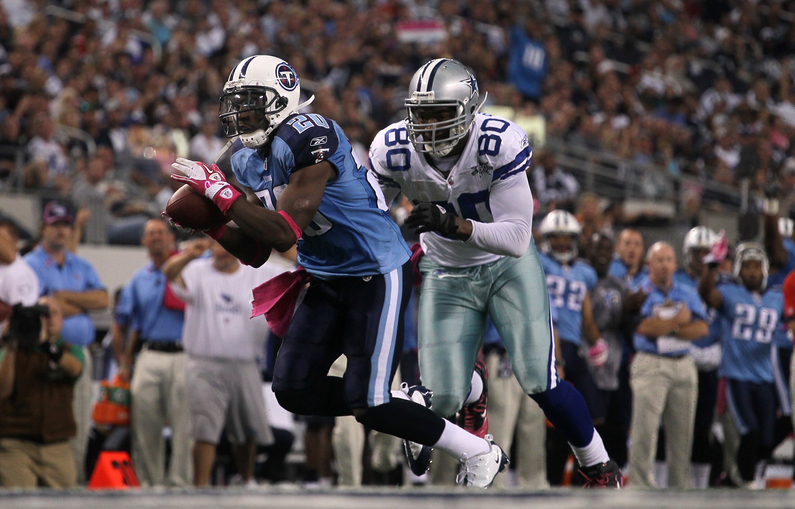 ARLINGTON, TX - OCTOBER 10: Cornerback Alterraun Verner #20 of the Tennessee Titans returns his intercepton to the one yard line in front of tight end Martellus Bennett #80 of the Dallas Cowboys at Cowboys Stadium on October 10, 2010 in Arlington, Texas. ARLINGTON, TX - OCTOBER 10: Cornerback Alterraun Verner #20 of the Tennessee Titans returns his intercepton to the one yard line in front of tight end Martellus Bennett #80 of the Dallas Cowboys at Cowboys Stadium on October 10, 2010 in Arlington, Texas.
