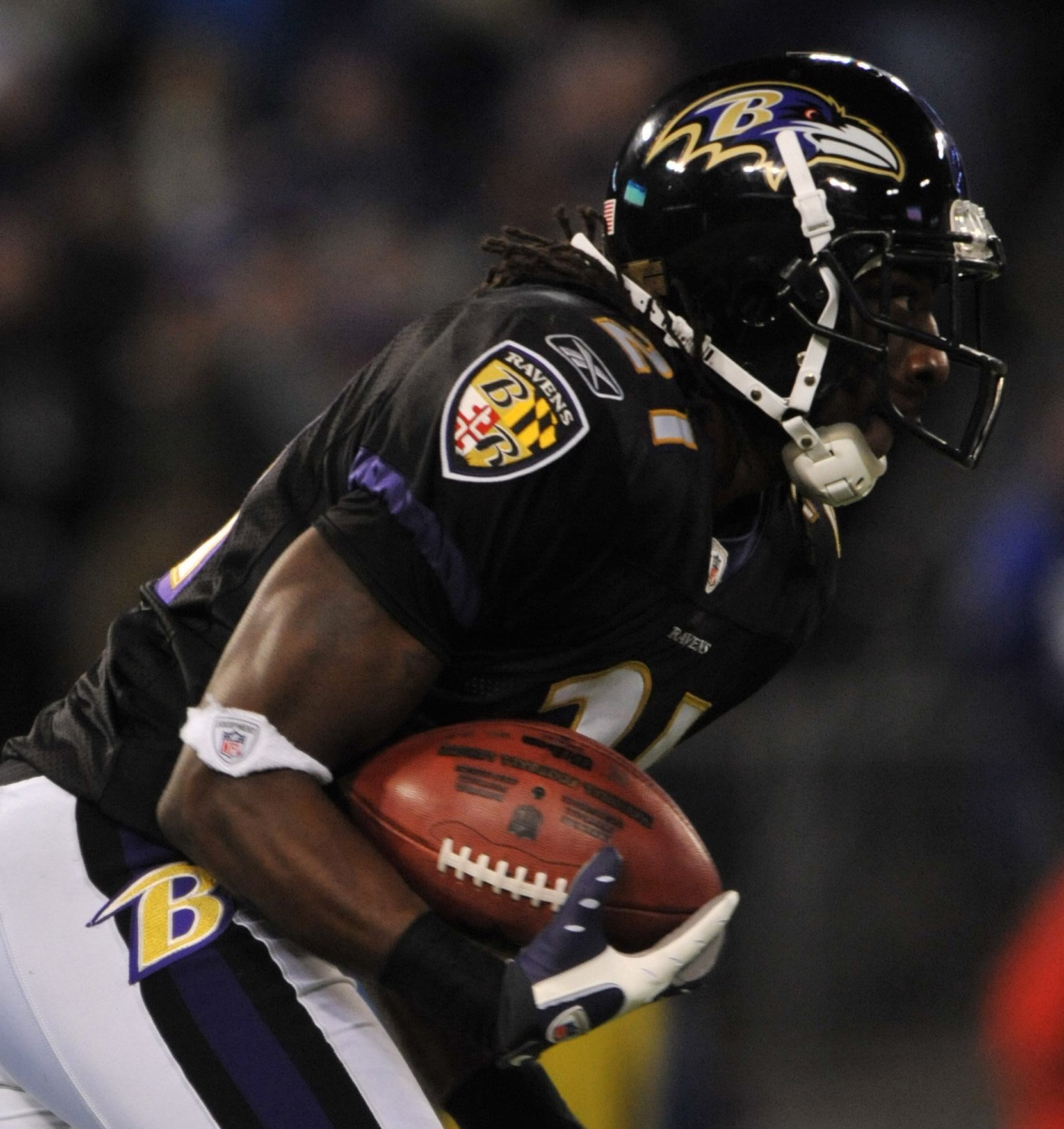 BALTIMORE - DECEMBER 20:  Lardarius Webb #21 of the Baltimore Ravens returns a kickoff against the Chicago Bears at M&T Bank Stadium on December 20, 2009 in Baltimore, Maryland. The Ravens defeated the Bears 31-7. (Photo by Larry French/Getty Images)