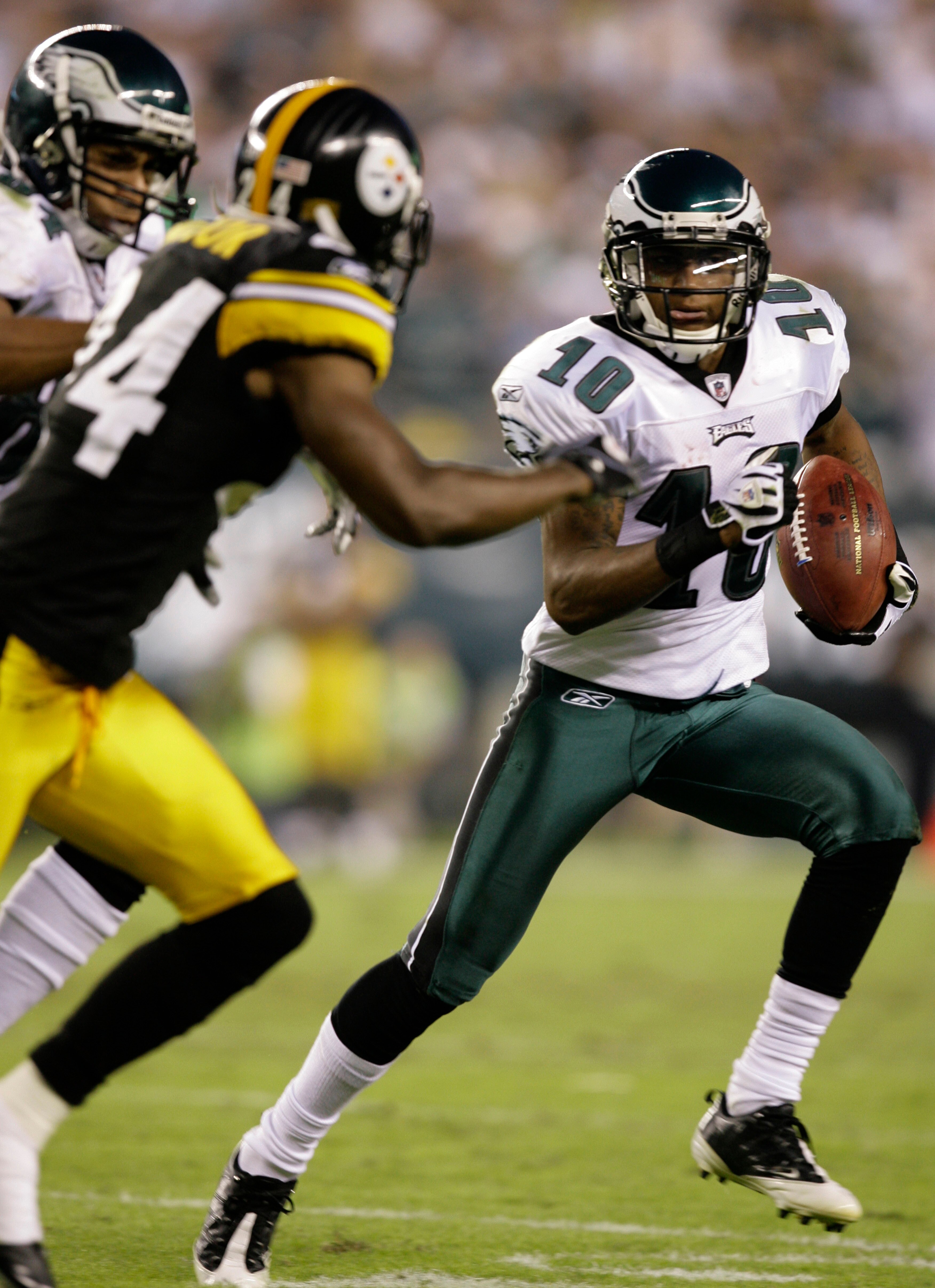 PHILADELPHIA - SEPTEMBER 21: DeSean Jackson #10 of the Philadelphia Eagles carries the ball against the Pittsburgh Steelers during the second half on September 21, 2008 at Lincoln Financial Field in Philadelphia, Pennsylvania. The Eagles won 15-6.(Photo b