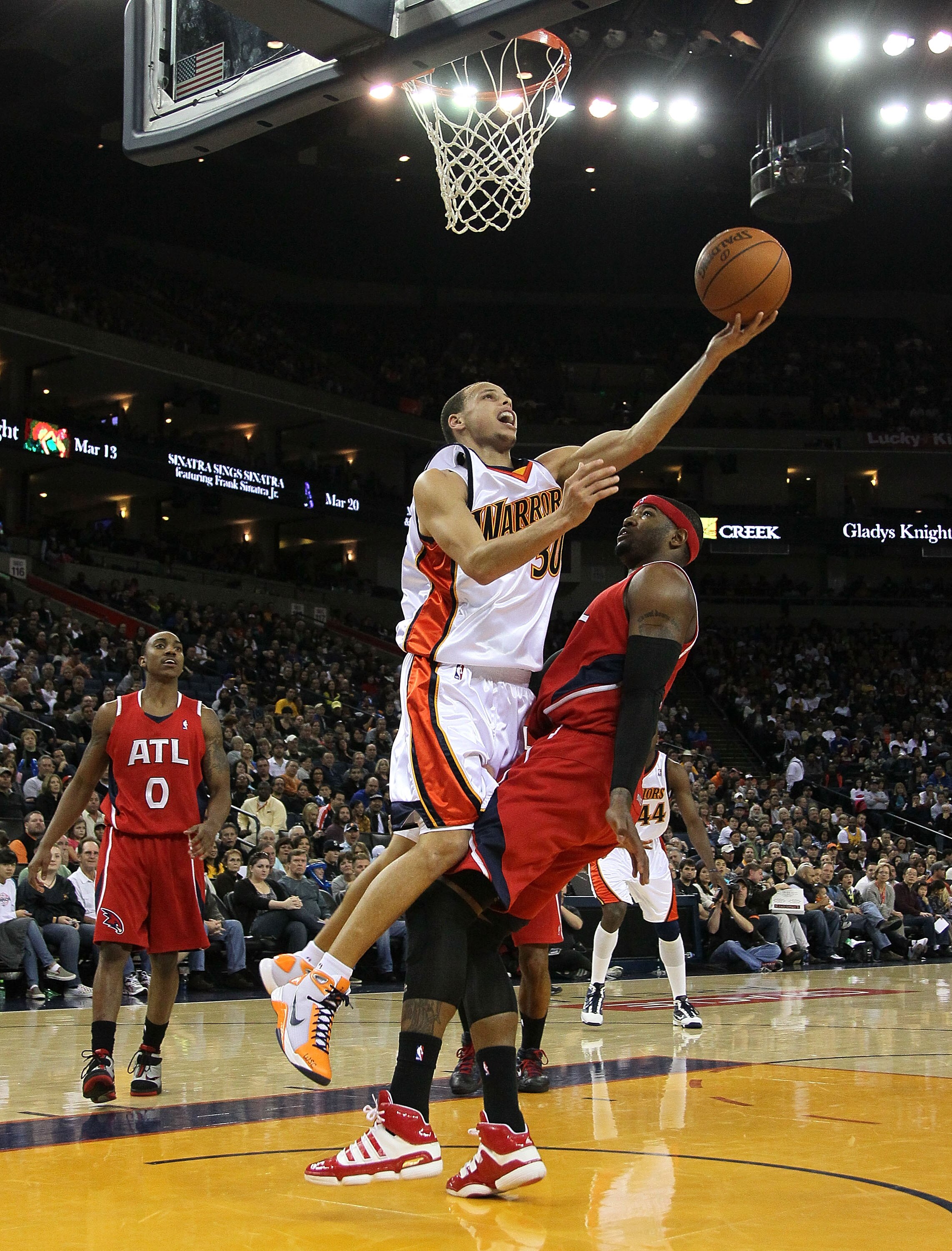 OAKLAND, CA - FEBRUARY 21:  Stephen Curry #30 the Golden State Warriors shoots against Josh Smith #5 of the Atlanta Hawks during an NBA game at Oracle Arena on February 21, 2010 in Oakland, California.  NOTE TO USER: User expressly acknowledges and agrees
