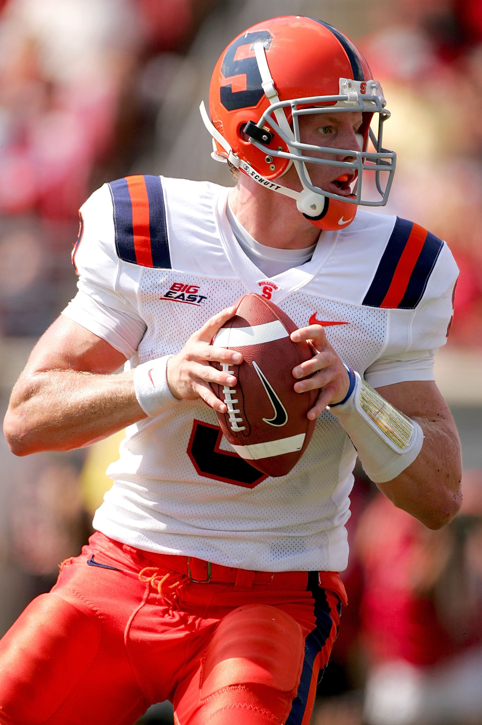 LOUISVILLE, KY - SEPTEMBER 22:  Quarterback Andrew Robinson #9 of the Syracuse Orange looks for an open receiver against the Louisville Cardinals at Papa John's Cardinal Stadium September 22, 2007 in Louisville, Kentucky.  (Photo by Matthew Stockman/Getty