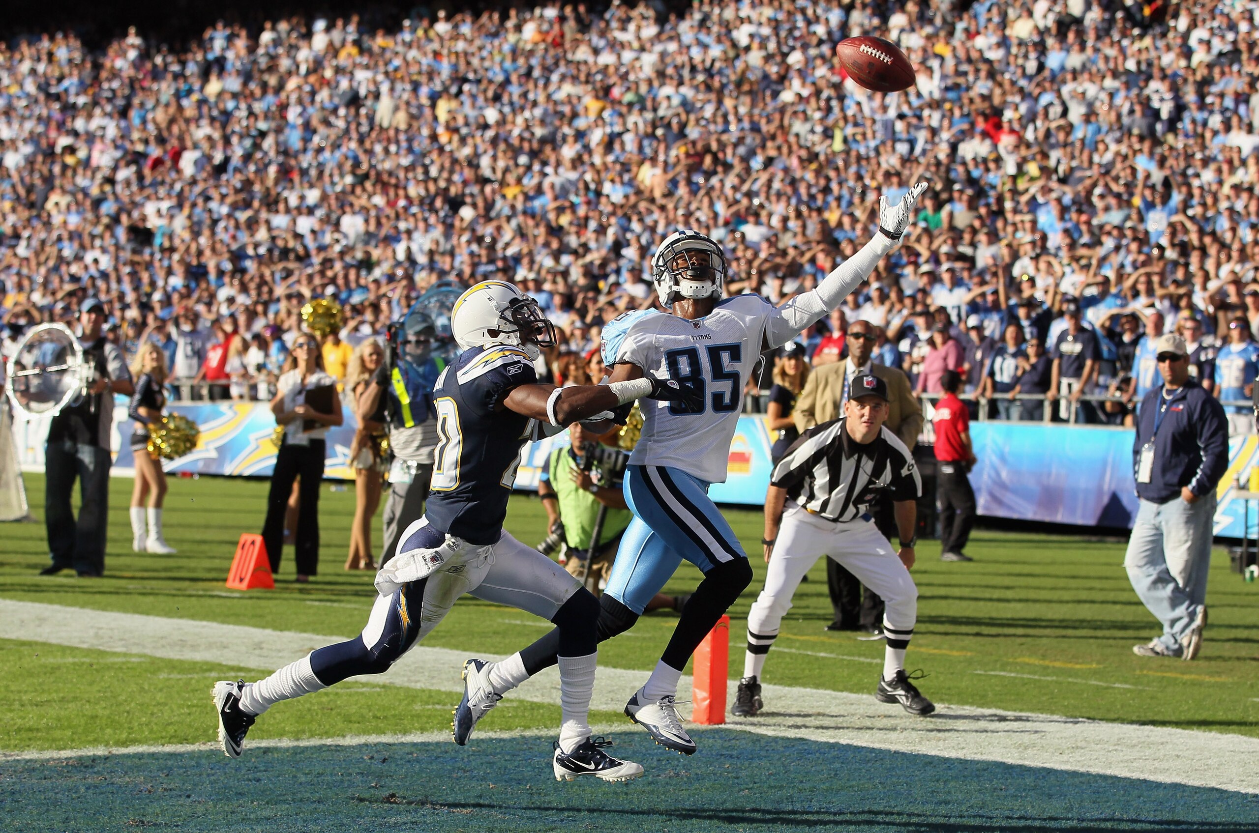 SAN DIEGO - OCTOBER 31:  Wide receiver Nate Washington #85 of the Tennessee Titans reaches for an overthrown ball while being covered by Antoine Cason #20 of the San Diego Chargers in the fourth quarter at Qualcomm Stadium on October 31, 2010 in San Diego