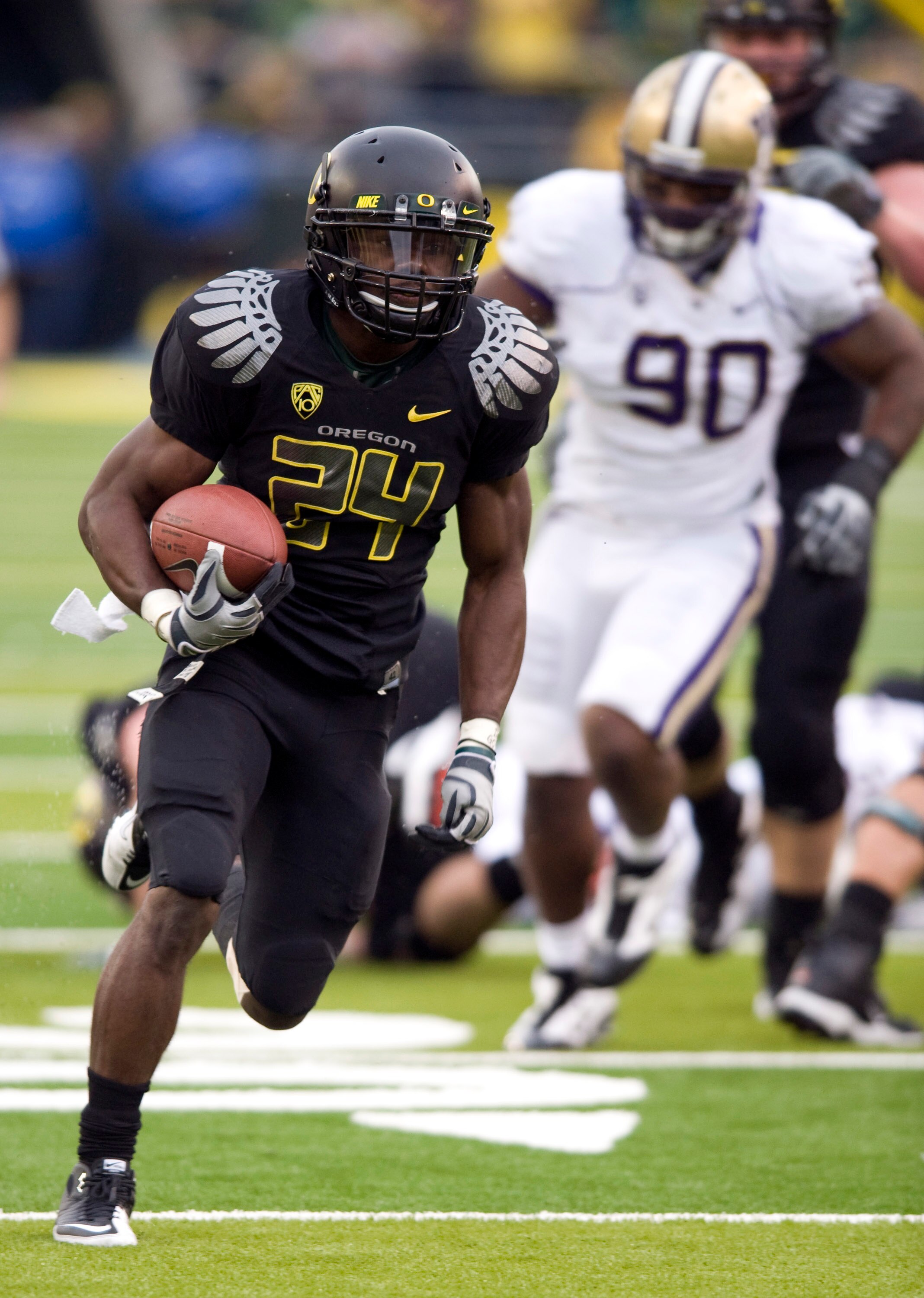 EUGENE, OR - NOVEMBER 6: Running back Kenjon Barner #24 of the Oregon Ducks heads to the end zone and a touchdown in the fourth quarter of the game against the Washington Huskies at Autzen Stadium on November 6, 2010 in Eugene, Oregon. The Ducks won the g