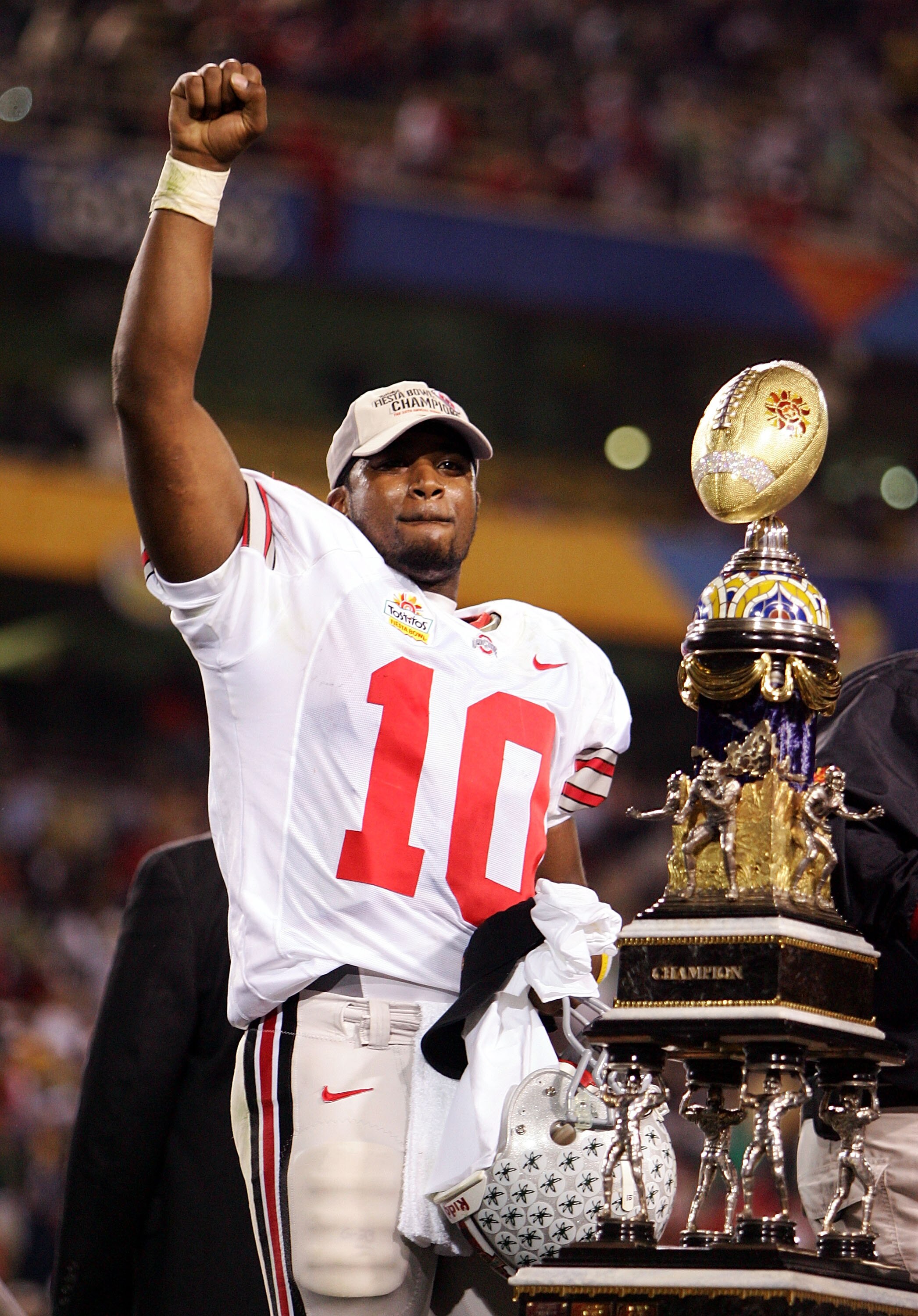 TEMPE, AZ - JANUARY 02: Quarterback Troy Smith #10 of the Ohio State Buckeyes holds up a fist as he stands next to the trophy after the Buckeyes defeated the Notre Dame Fighting Irish in the Tostito's Fiesta Bowl at Sun Devil Stadium on January 2, 2006 i TEMPE, AZ - JANUARY 02: Quarterback Troy Smith #10 of the Ohio State Buckeyes holds up a fist as he stands next to the trophy after the Buckeyes defeated the Notre Dame Fighting Irish in the Tostito's Fiesta Bowl at Sun Devil Stadium on January 2, 2006 i