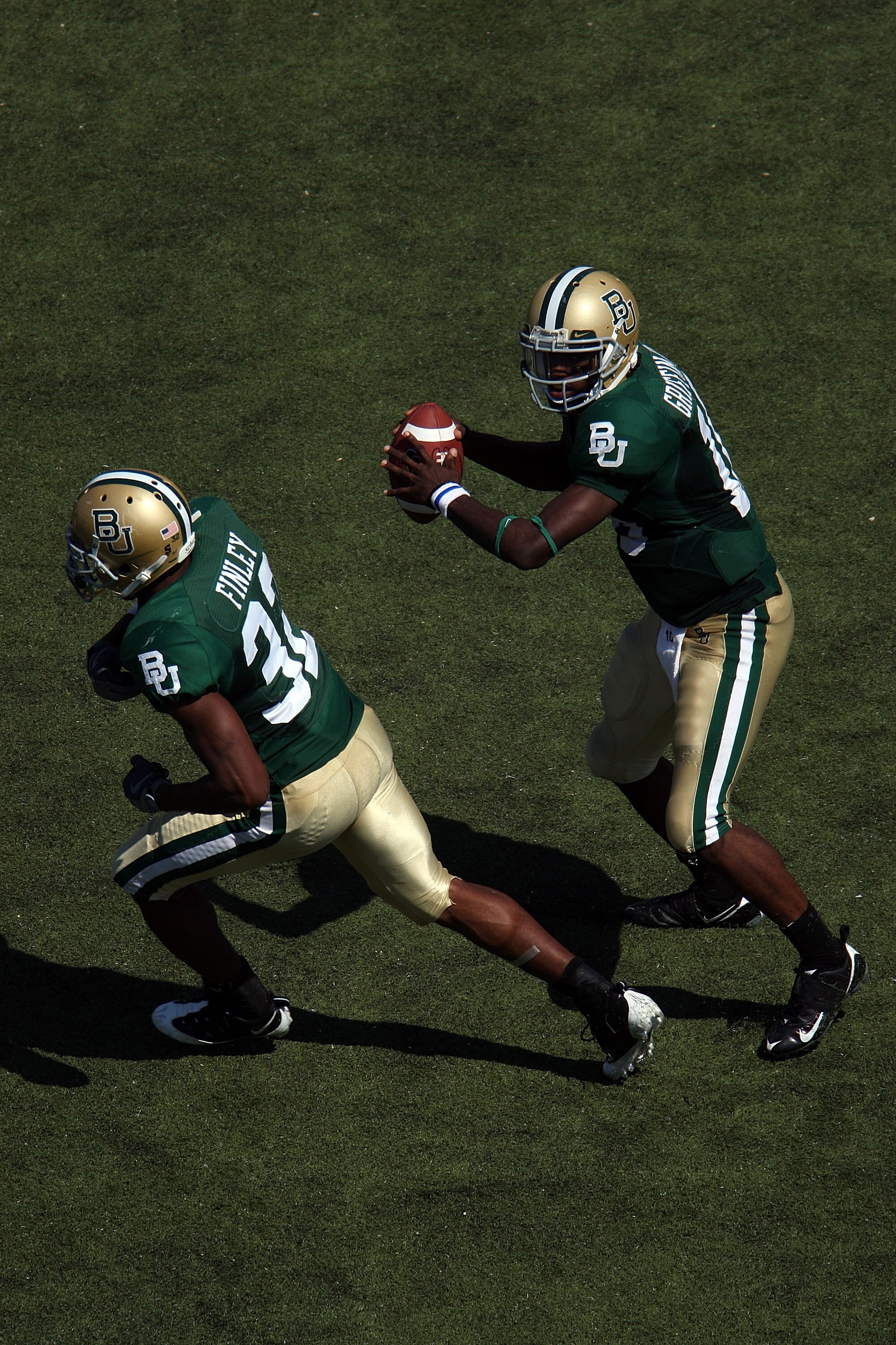 WACO, TX - OCTOBER 04:  Quarterback Robert Griffin #10 of the Baylor Bears drops back to pass against the Oklahoma Sooners at Floyd Casey Stadium on October 4, 2008 in Waco, Texas.  (Photo by Ronald Martinez/Getty Images)