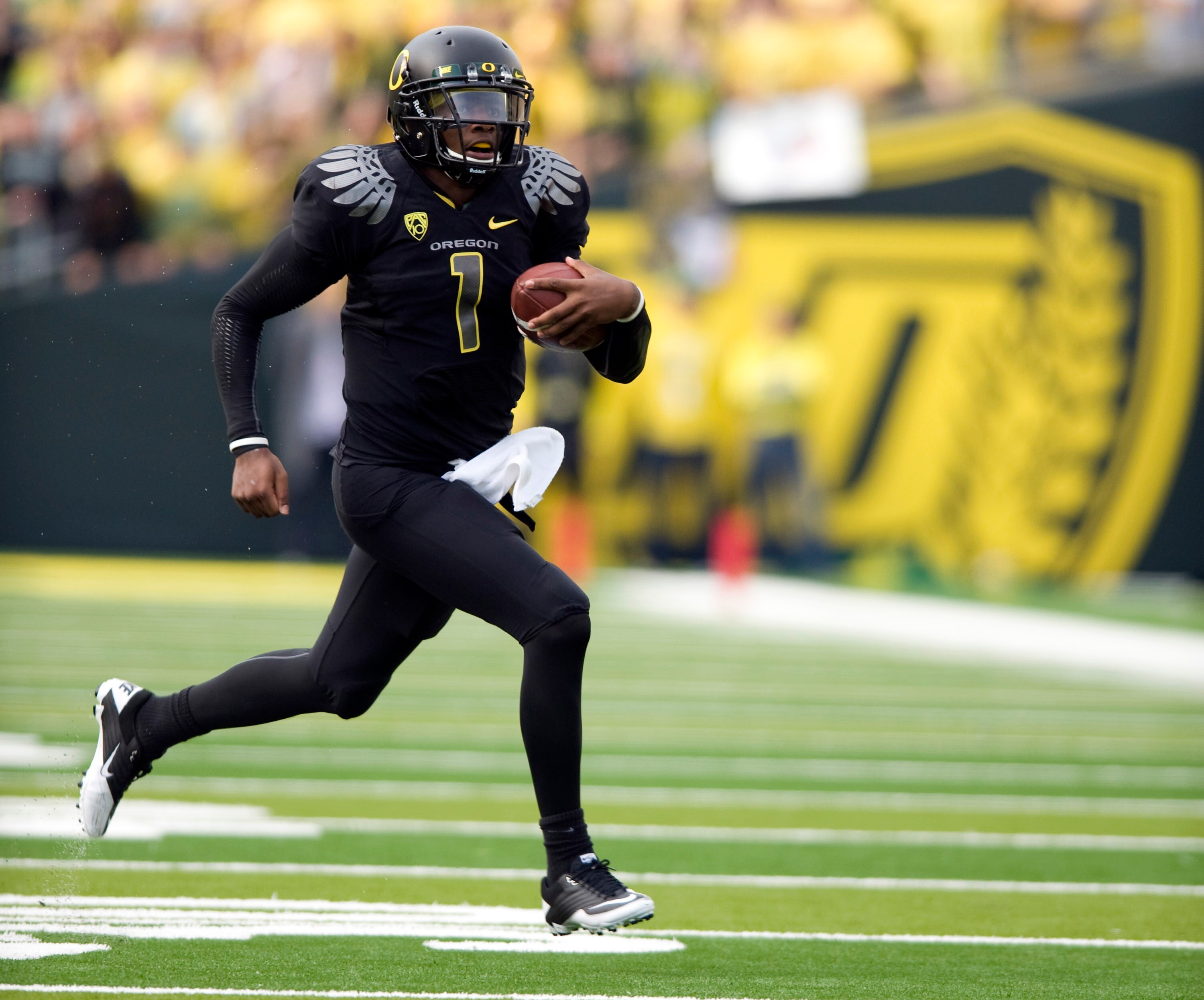 EUGENE, OR - NOVEMBER 6: Quarterback Darron Thomas #1 of the Oregon Ducks finds some running room in the second quarter of the game against the Washington Huskies at Autzen Stadium on November 6, 2010 in Eugene, Oregon. The Ducks won the game 53-16. (Phot