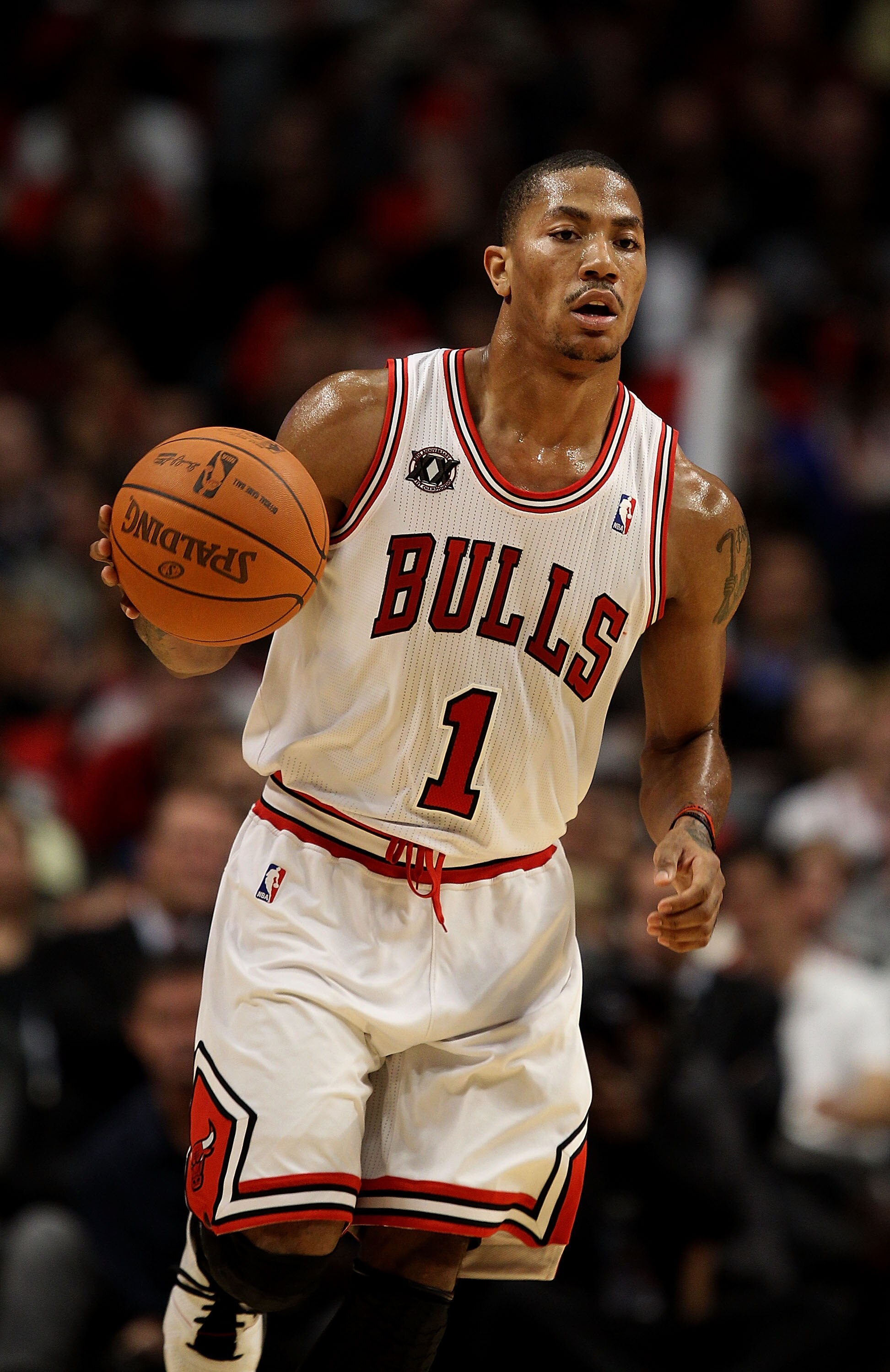 CHICAGO - NOVEMBER 04: Derrick Rose #1 of the Chicago Bulls brings the ball up the court against the New York Knicks at the United Center on November 4, 2010 in Chicago, Illinois. The Knicks defeated the Bulls 120-112. NOTE TO USER: User expressly acknowl