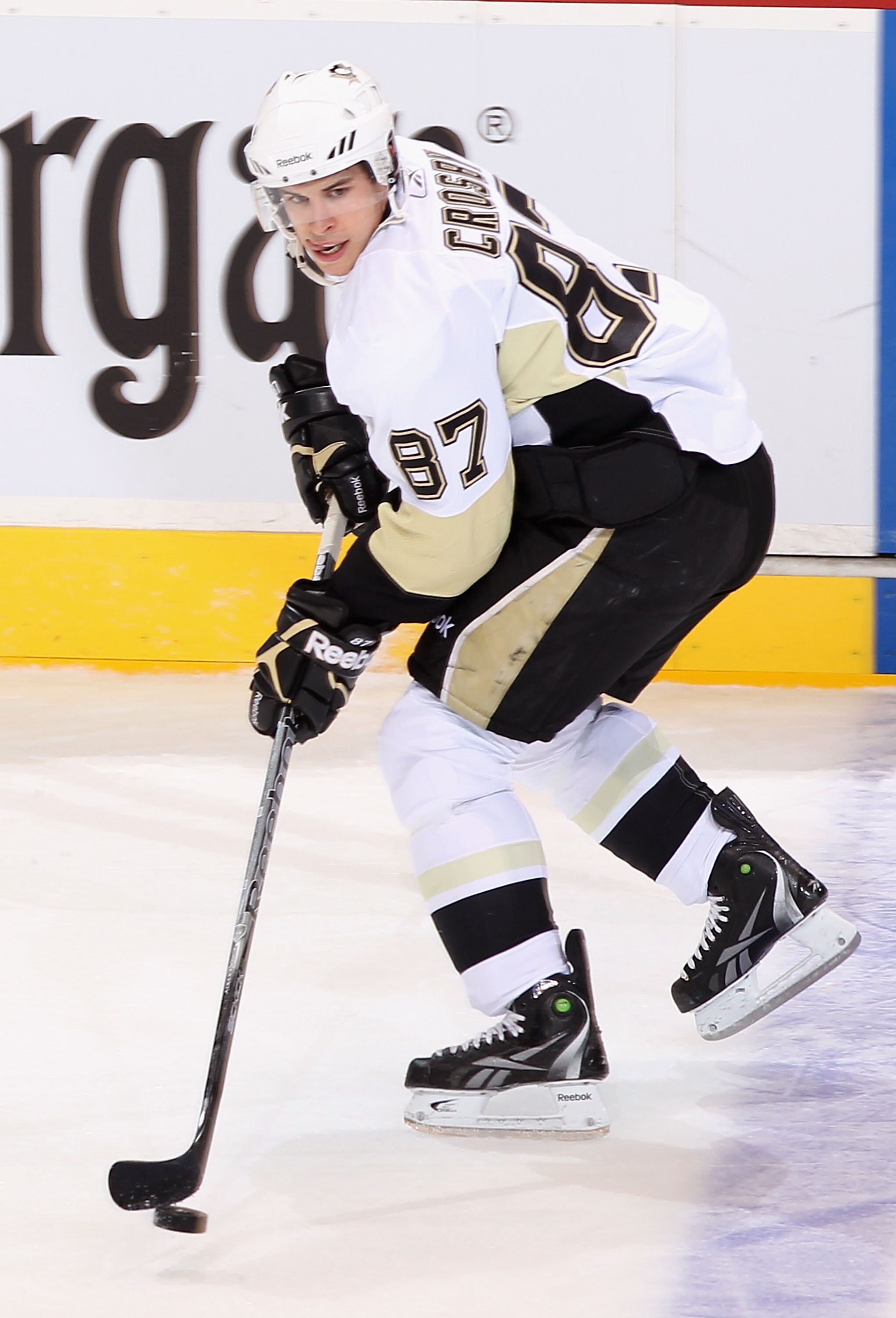 GLENDALE, AZ - NOVEMBER 06:  Sidney Crosby #87 of the Pittsburgh Penguins skates with the puck during the NHL game against the Phoenix Coyotes at Jobing.com Arena on November 6, 2010 in Glendale, Arizona.  (Photo by Christian Petersen/Getty Images)