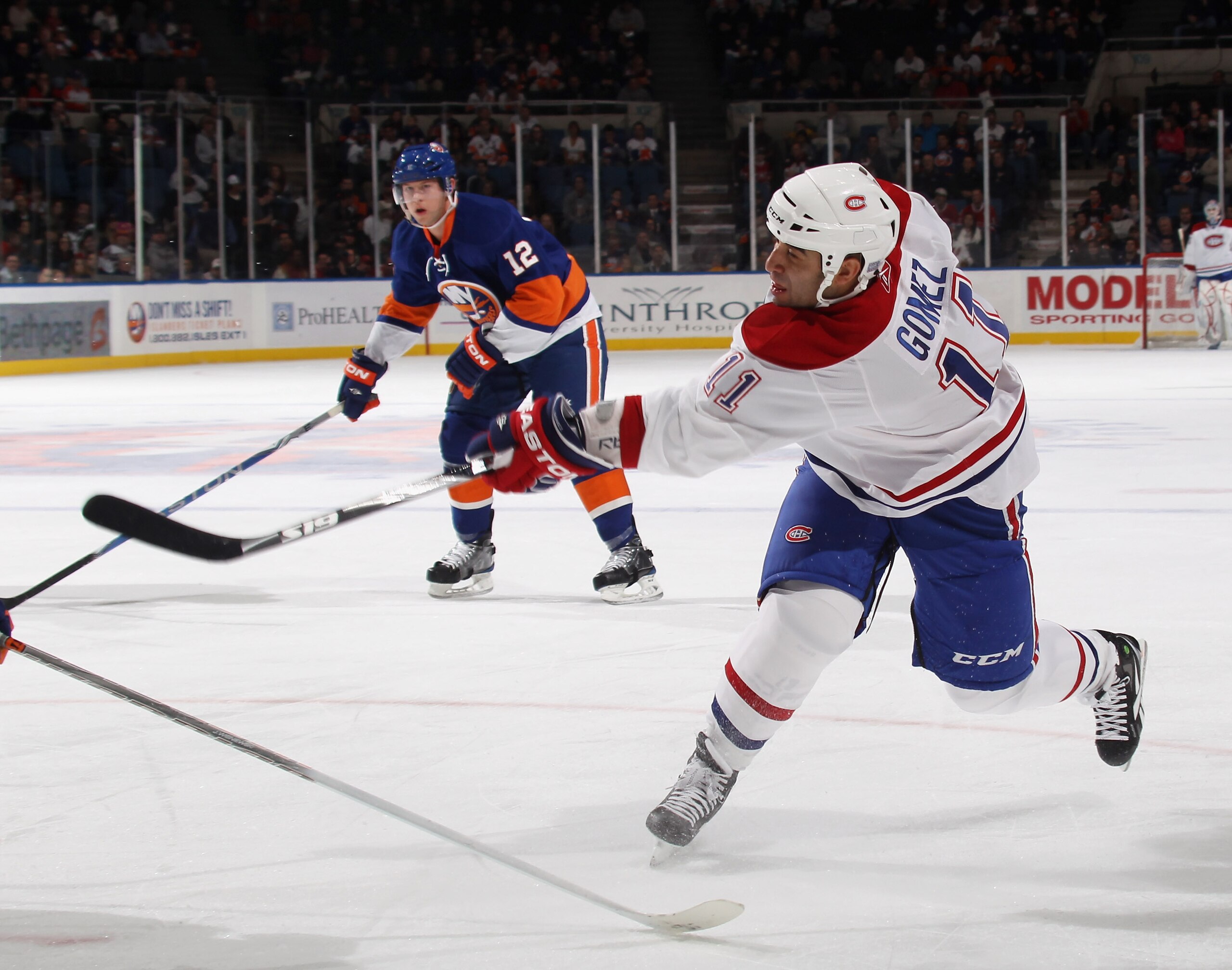 UNIONDALE, NY - OCTOBER 29:  Scott Gomez #11 of the Montreal Canadiens skates against the New York Islanders at the Nassau Coliseum on October 29, 2010 in Uniondale, New York.  (Photo by Bruce Bennett/Getty Images)