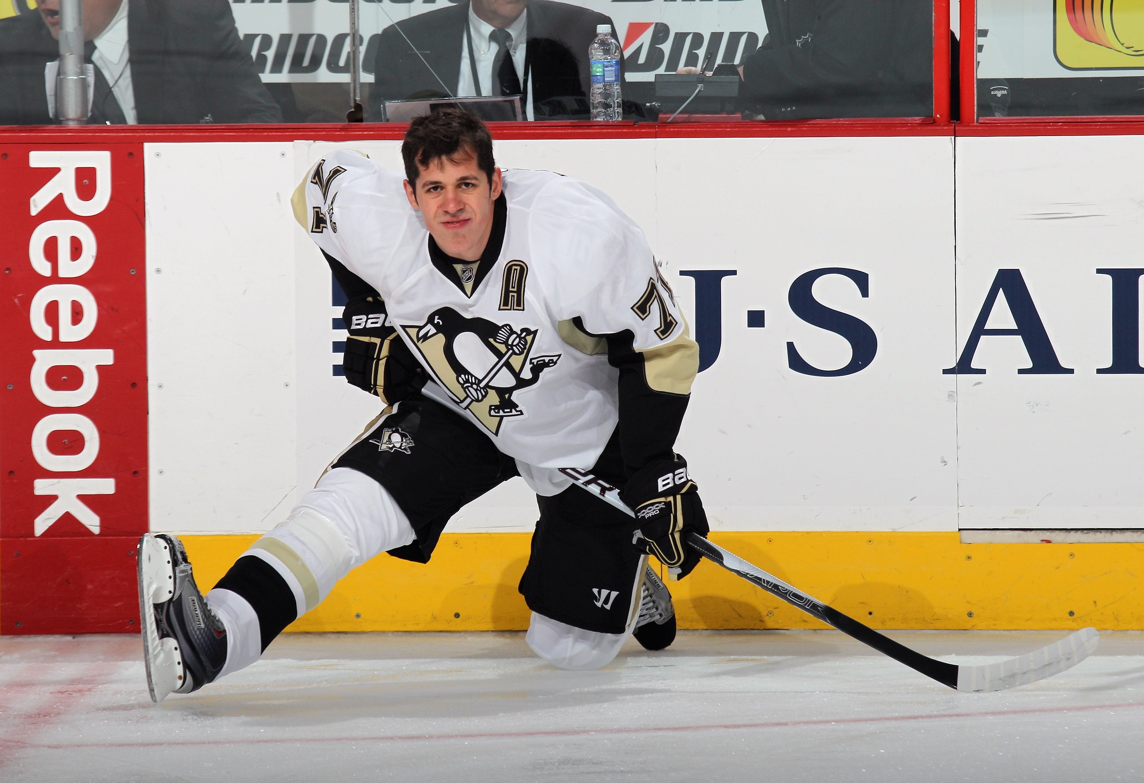 PHILADELPHIA - OCTOBER 16:  Evgeni Malkin #71 of the Pittsburgh Penguins skates against the Philadelphia Flyers at the Wells Fargo Center on October 16, 2010 in Philadelphia, Pennsylvania.  (Photo by Bruce Bennett/Getty Images)