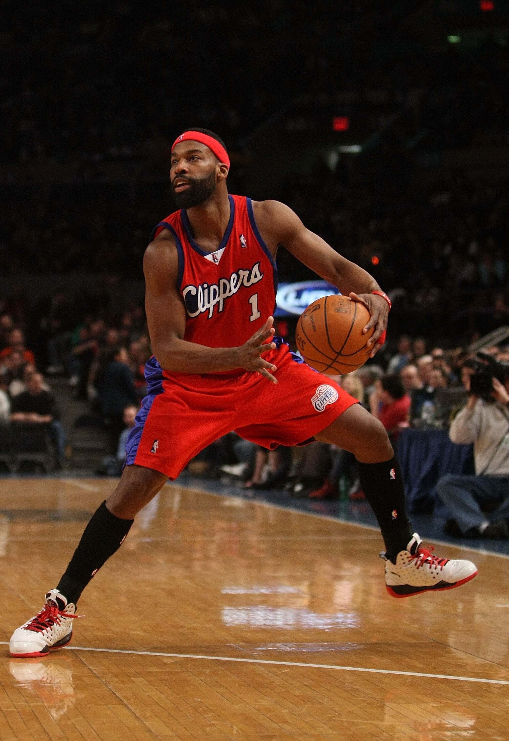 NEW YORK - DECEMBER 18: Baron Davis #1 of the Los Angeles Clippers dribbles the ball against the New York Knicks at Madison Square Garden on December 18, 2009 in New York, New York. NOTE TO USER: User expressly acknowledges and agrees that, by downloading