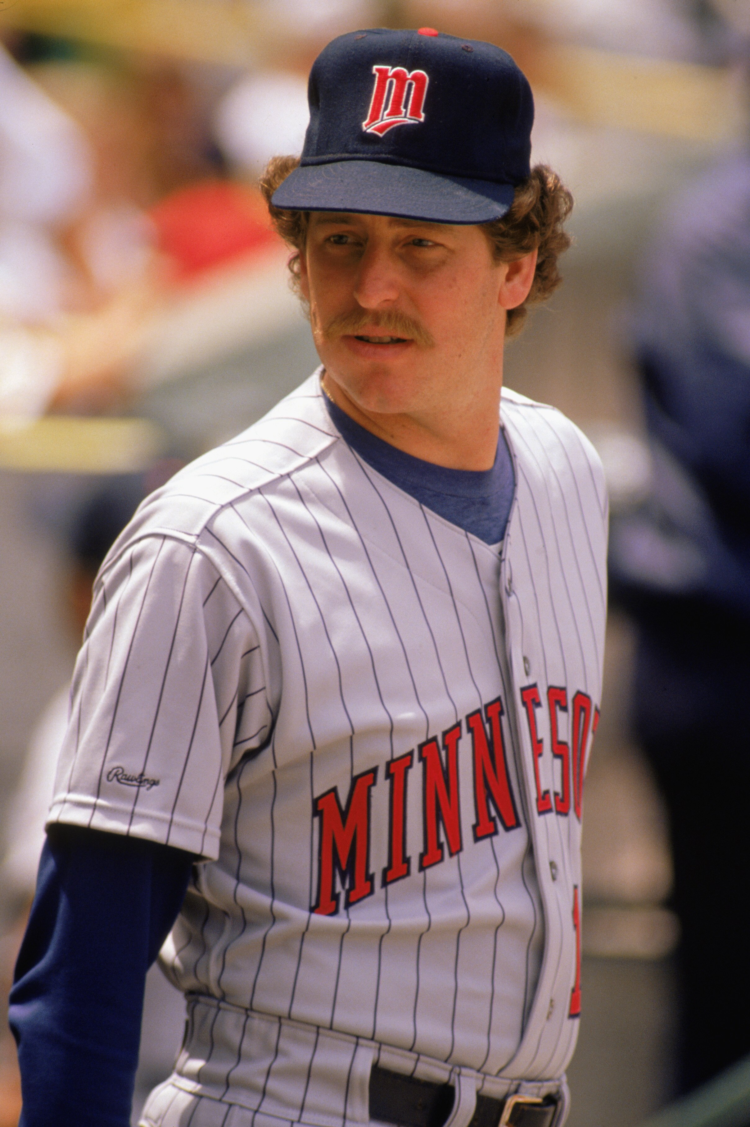 1989:  Frank Viola of the Minnesota Twins looks on during a game in the 1989 season.  (Photo by: Jonathan Daniel/Getty Images)