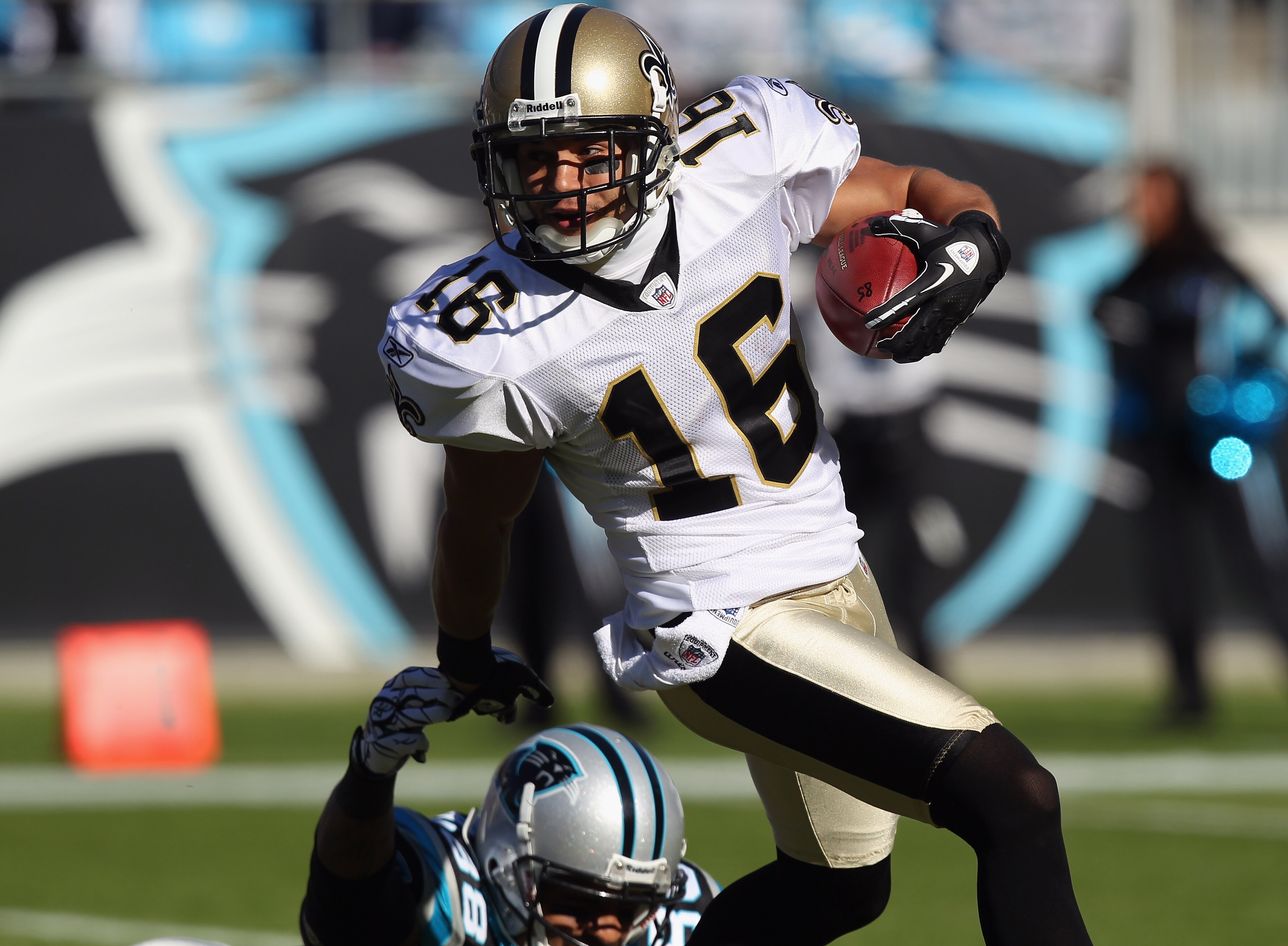 CHARLOTTE, NC - NOVEMBER 07:  Lance Moore #16 of the New Orleans Saints runs with the ball against the Carolina Panthers during their game at Bank of America Stadium on November 7, 2010 in Charlotte, North Carolina.  (Photo by Streeter Lecka/Getty Images)