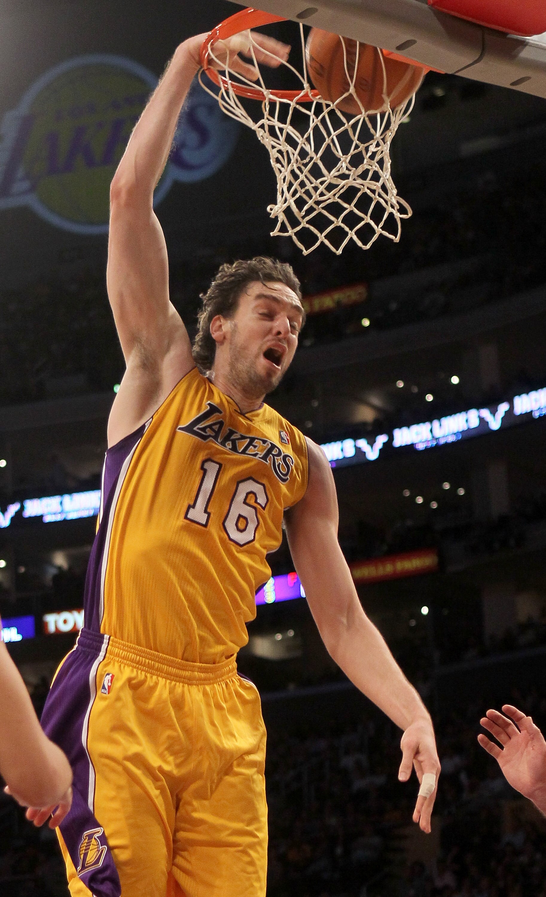 LOS ANGELES, CA - NOVEMBER 05:  Pau Gasol #16 of the Los Angeles Lakers dunks against the Toronto Raptors at Staples Center on November 5, 2010 in Los Angeles, California.  The Lakers won 108-102.   NOTE TO USER: User expressly acknowledges and agrees tha