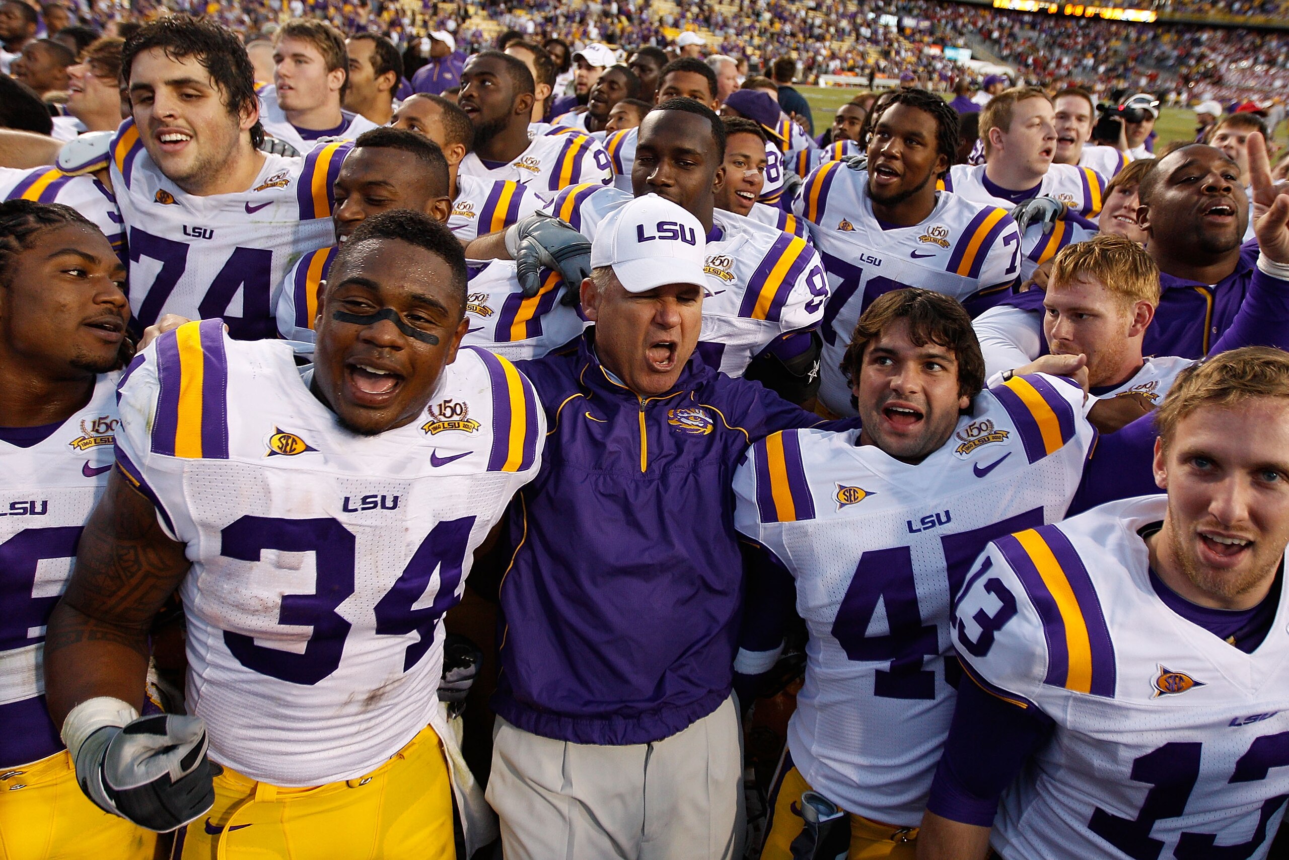 BATON ROUGE, LA - NOVEMBER 06:  Head coach Les Miles of the Louisiana State University Tigers celebrates with his team after defeating the Alabama Crimson Tide 24-21 at Tiger Stadium on November 6, 2010 in Baton Rouge, Louisiana.  (Photo by Chris Graythen