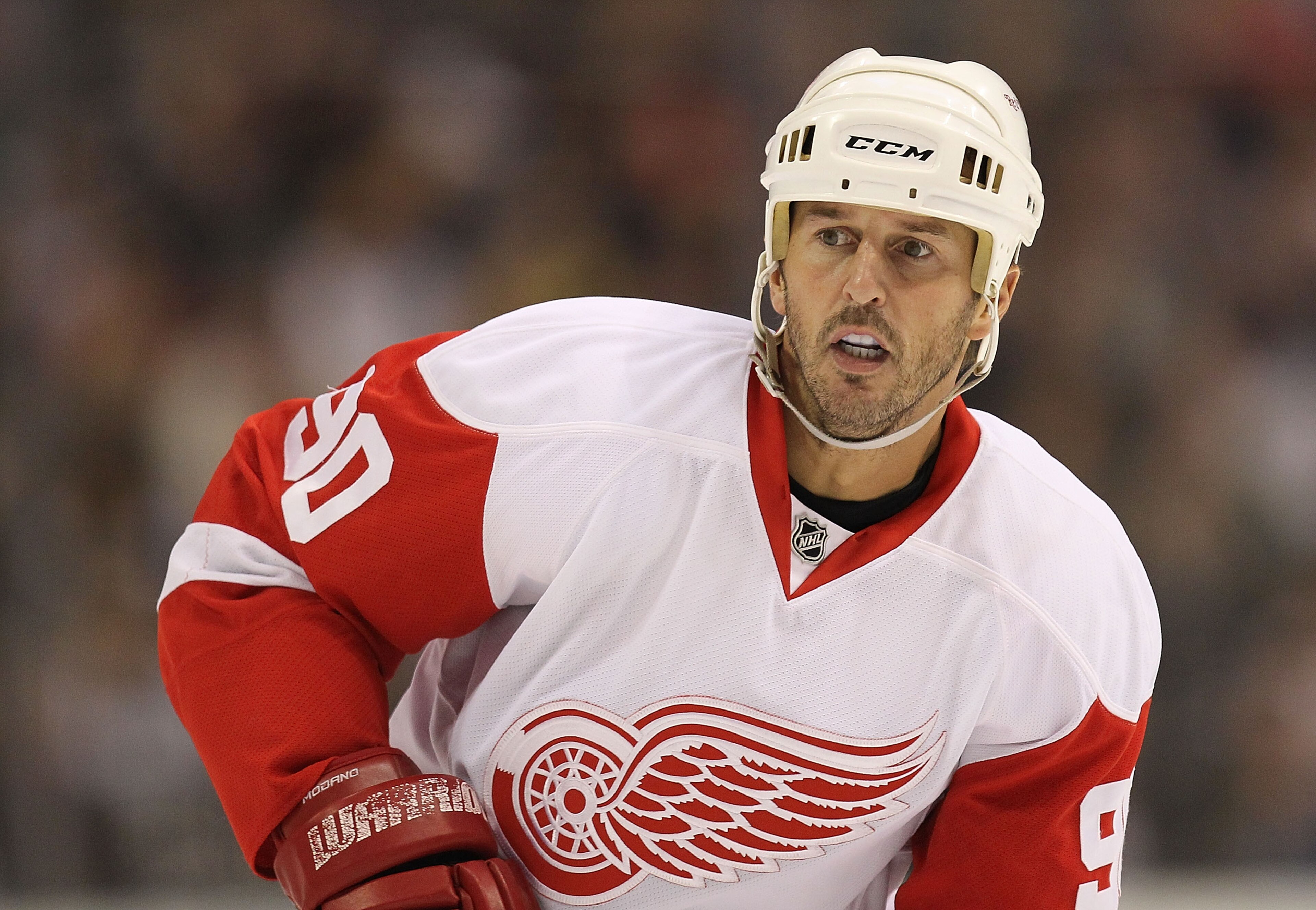 DALLAS - OCTOBER 14:  Center Mike Modano #90 of the Detroit Red Wings at American Airlines Center on October 14, 2010 in Dallas, Texas.  (Photo by Ronald Martinez/Getty Images)