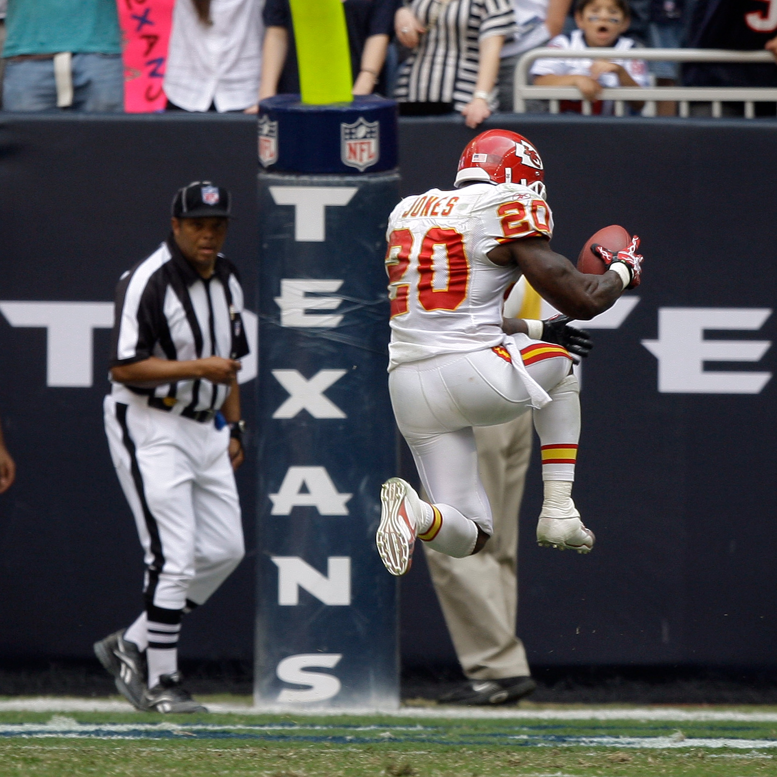 HOUSTON - OCTOBER 17: Running back Thomas Jones #20 of the Kansas City Chiefs scores in the fourth quarter agasint the Houston Texans at Reliant Stadium on October 17, 2010 in Houston, Texas. Houston won 35-31. (Photo by Bob Levey/Getty Images) HOUSTON - OCTOBER 17: Running back Thomas Jones #20 of the Kansas City Chiefs scores in the fourth quarter agasint the Houston Texans at Reliant Stadium on October 17, 2010 in Houston, Texas. Houston won 35-31. (Photo by Bob Levey/Getty Images)