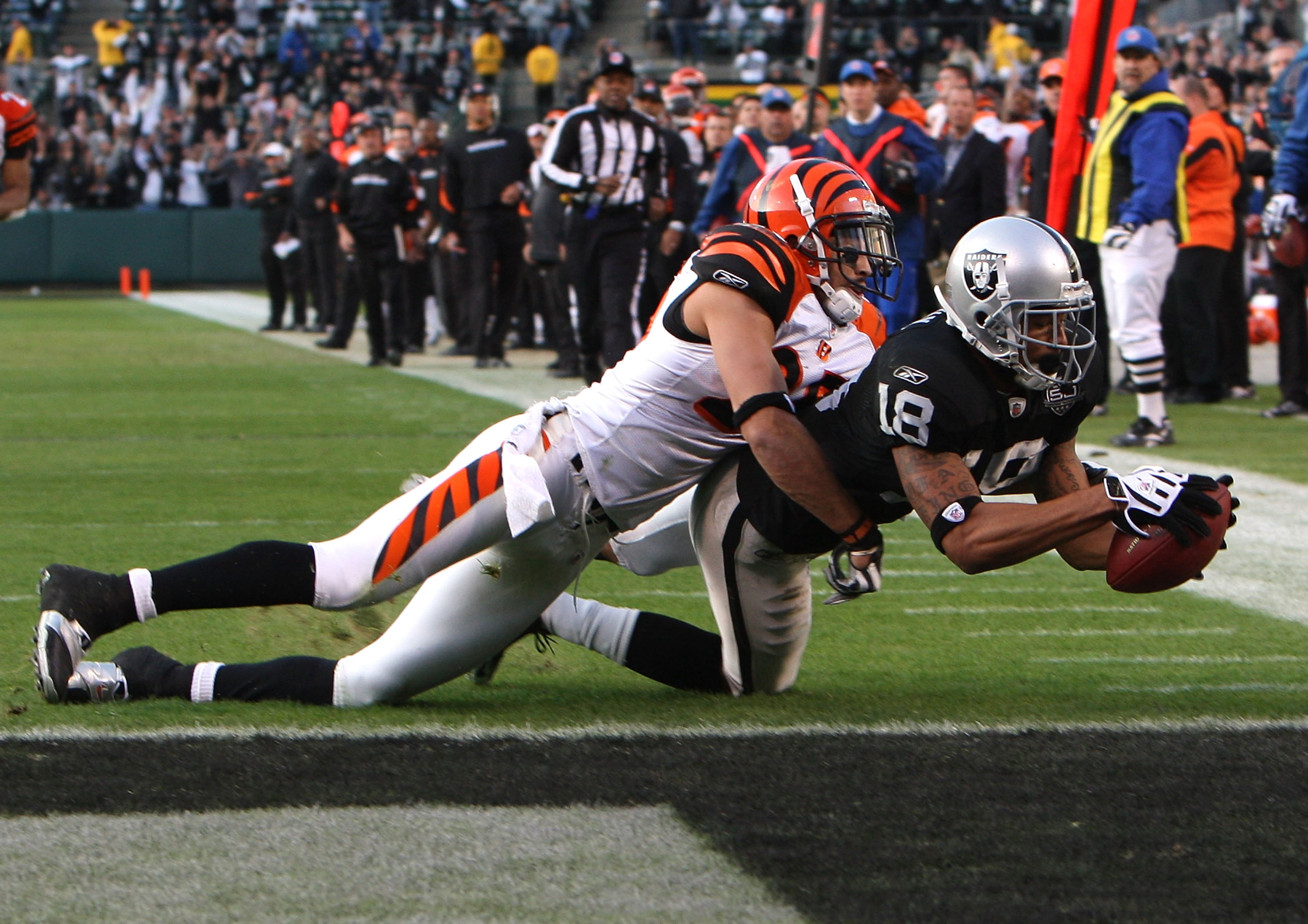 OAKLAND, CA - NOVEMBER 22:  Louis Murphy #18 of the Oakland Raiders catches a touchdown pass over Morgan Trent #25 of the Cincinnati Bengals in the fourth quarter to tie the gameduring an NFL game at Oakland-Alameda County Coliseum on November 22, 2009 in