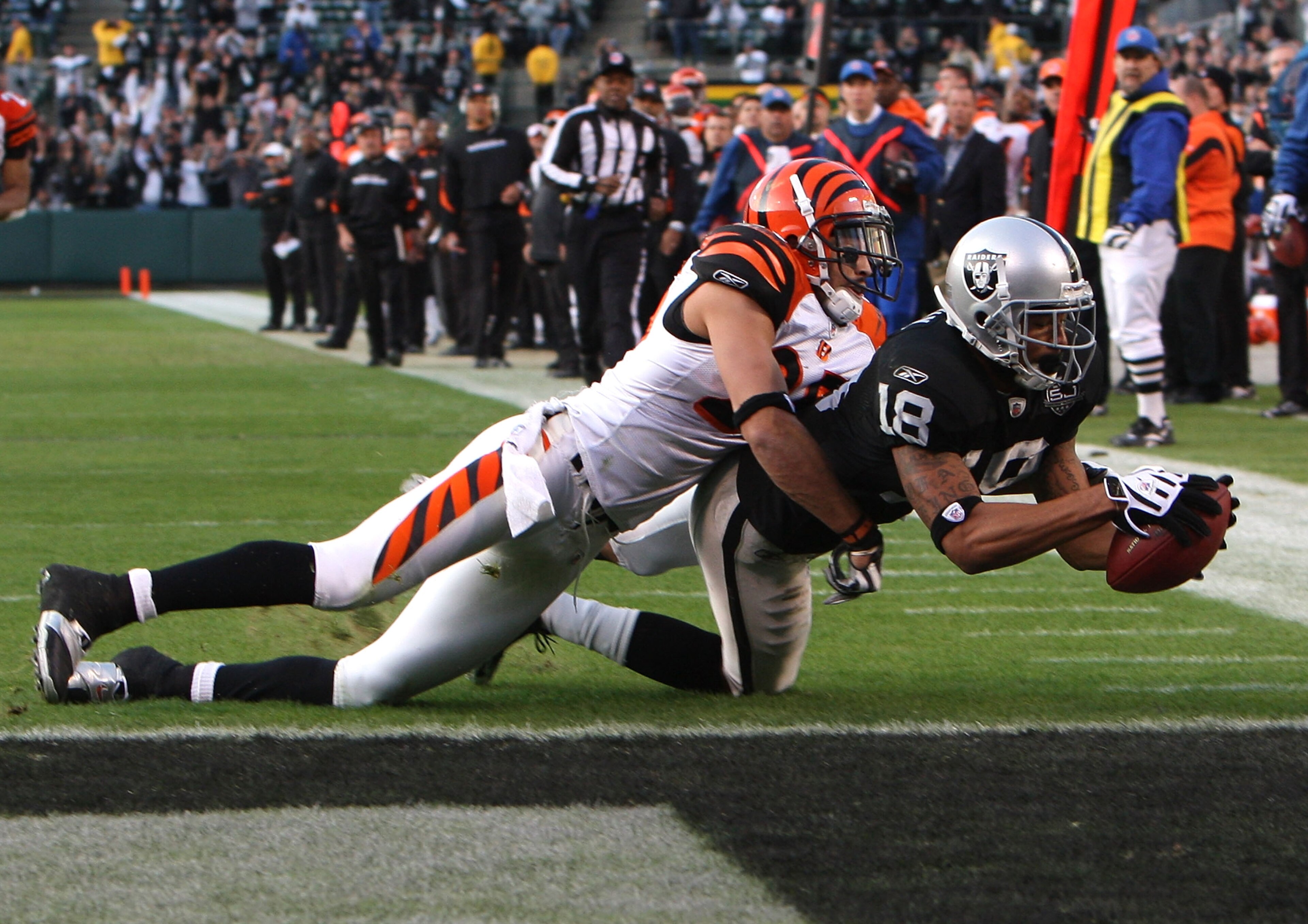 OAKLAND, CA - NOVEMBER 22: Louis Murphy #18 of the Oakland Raiders catches a touchdown pass over Morgan Trent #25 of the Cincinnati Bengals in the fourth quarter to tie the gameduring an NFL game at Oakland-Alameda County Coliseum on November 22, 2009 in OAKLAND, CA - NOVEMBER 22: Louis Murphy #18 of the Oakland Raiders catches a touchdown pass over Morgan Trent #25 of the Cincinnati Bengals in the fourth quarter to tie the gameduring an NFL game at Oakland-Alameda County Coliseum on November 22, 2009 in